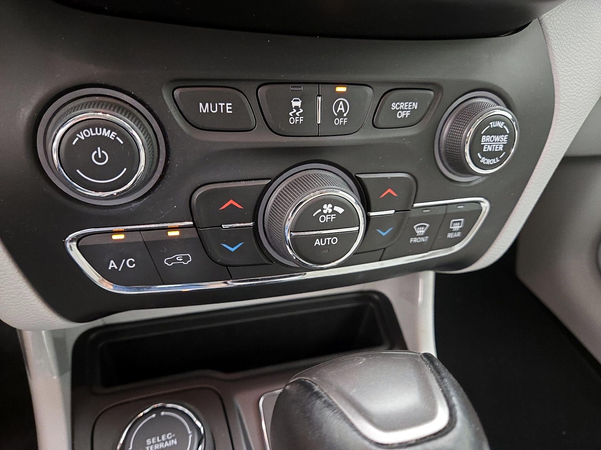 Thumbnail: 2021 Jeep Cherokee - 17