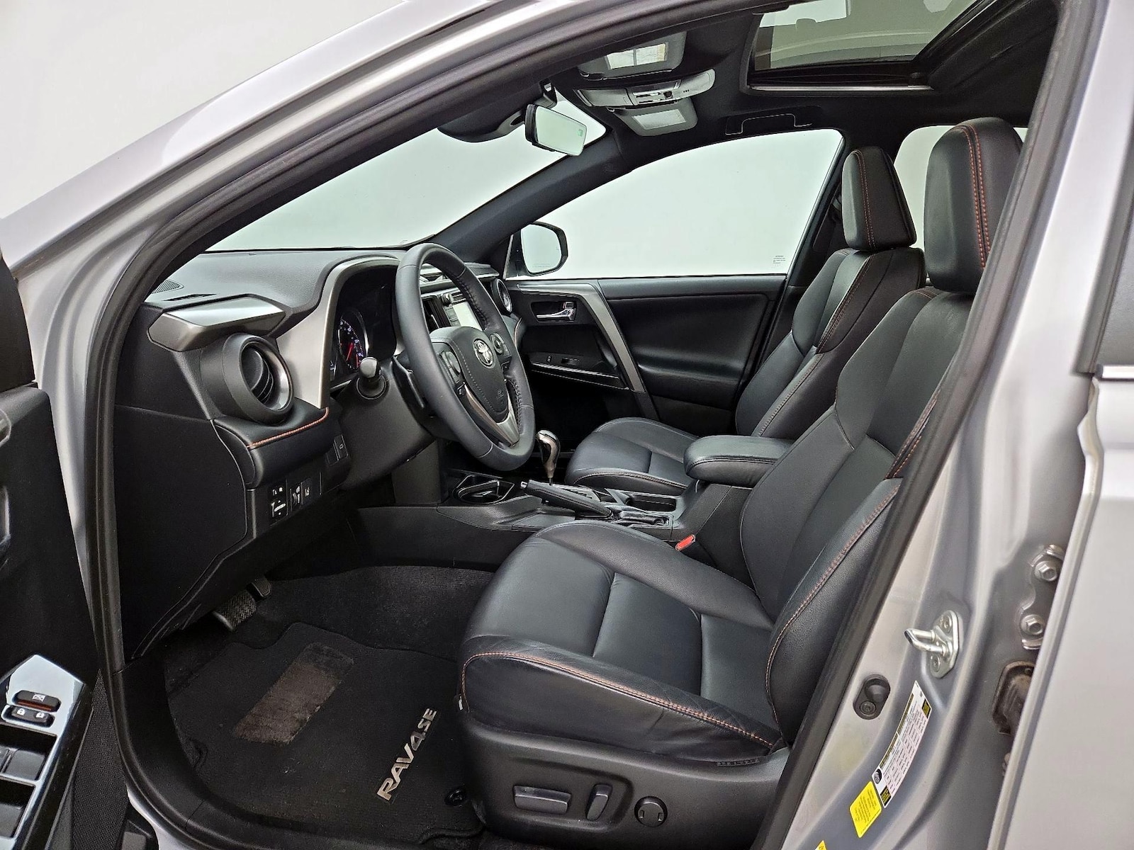 2017 Toyota RAV4 SE - Photo 12