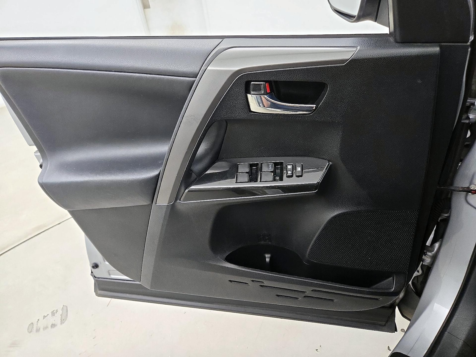 2017 Toyota RAV4 SE - Photo 13