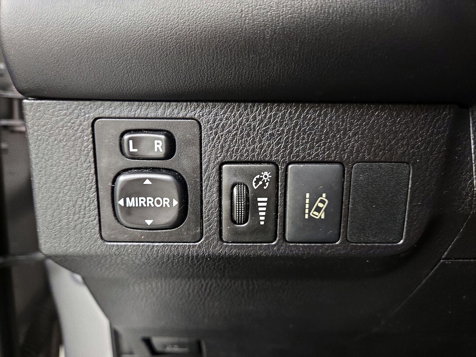2017 Toyota RAV4 SE - Photo 14