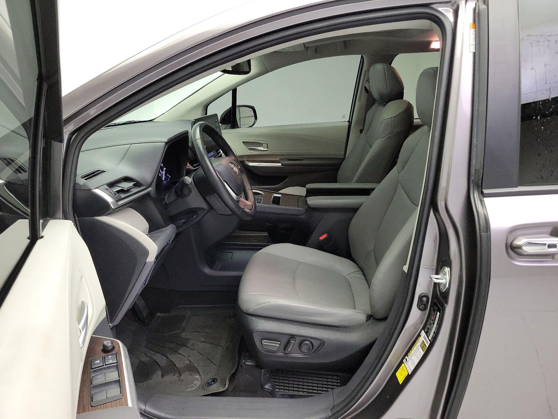 Thumbnail: 2022 Toyota Sienna - 11