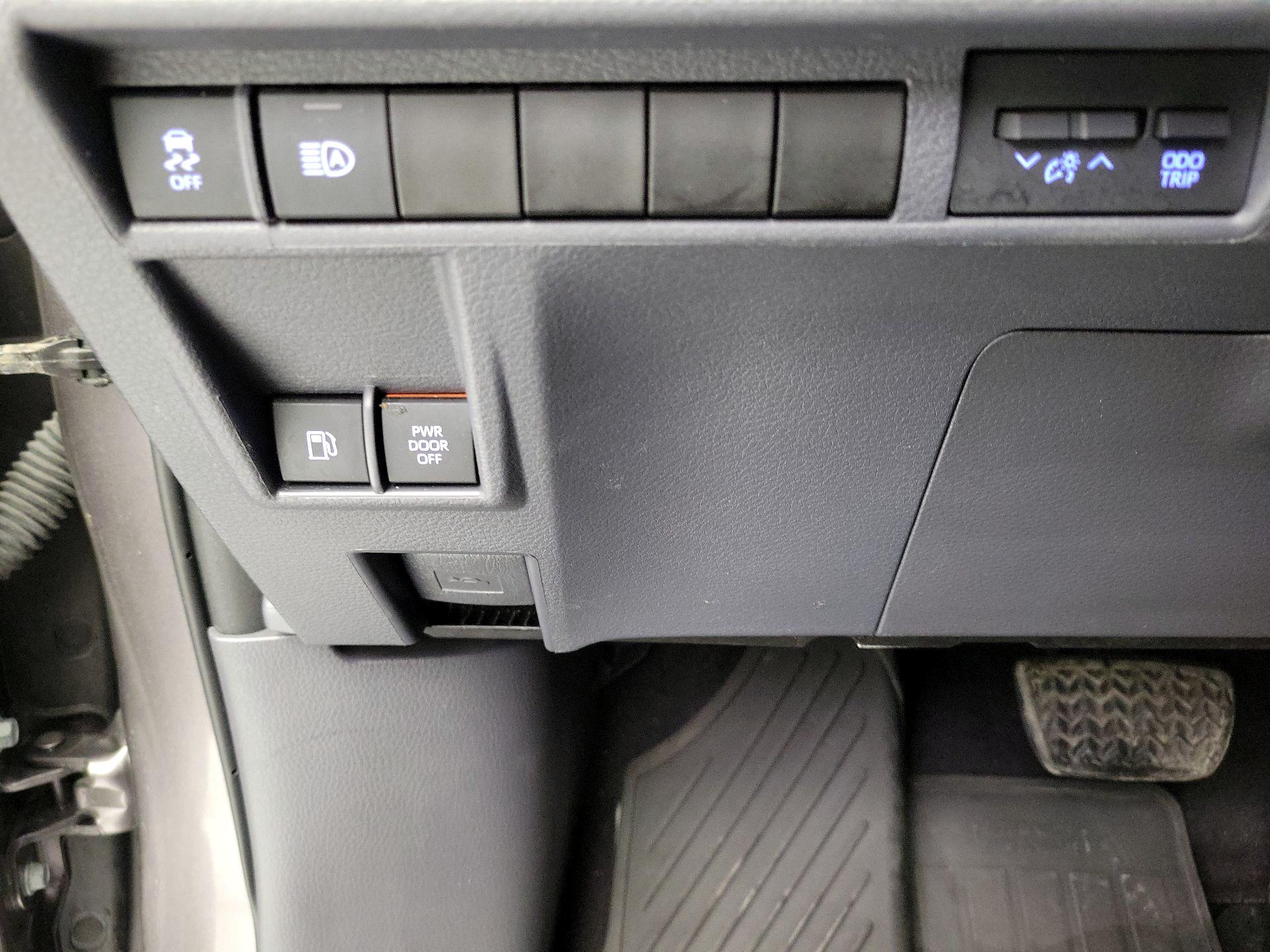 Thumbnail: 2022 Toyota Sienna - 13