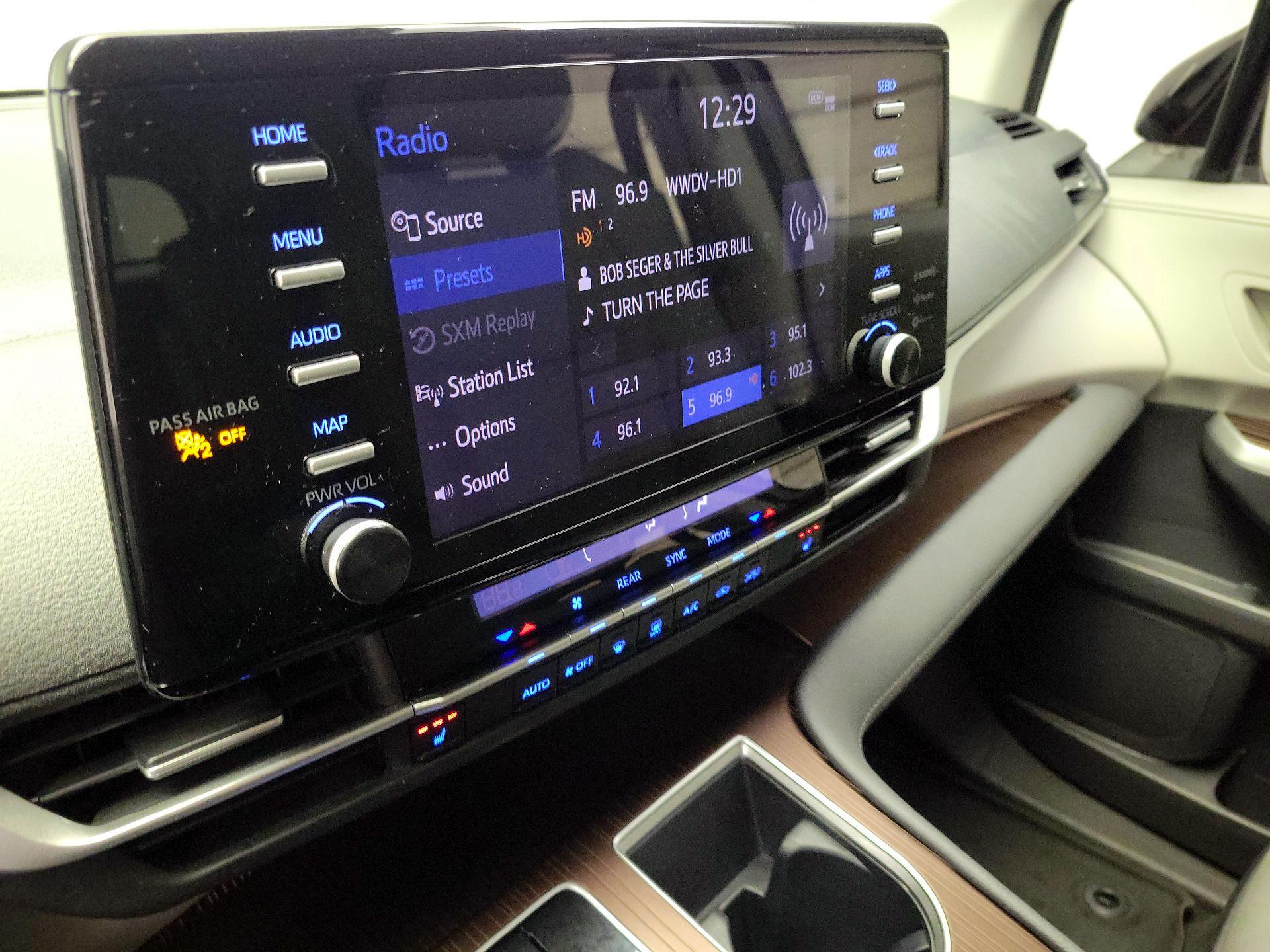 Thumbnail: 2022 Toyota Sienna - 15