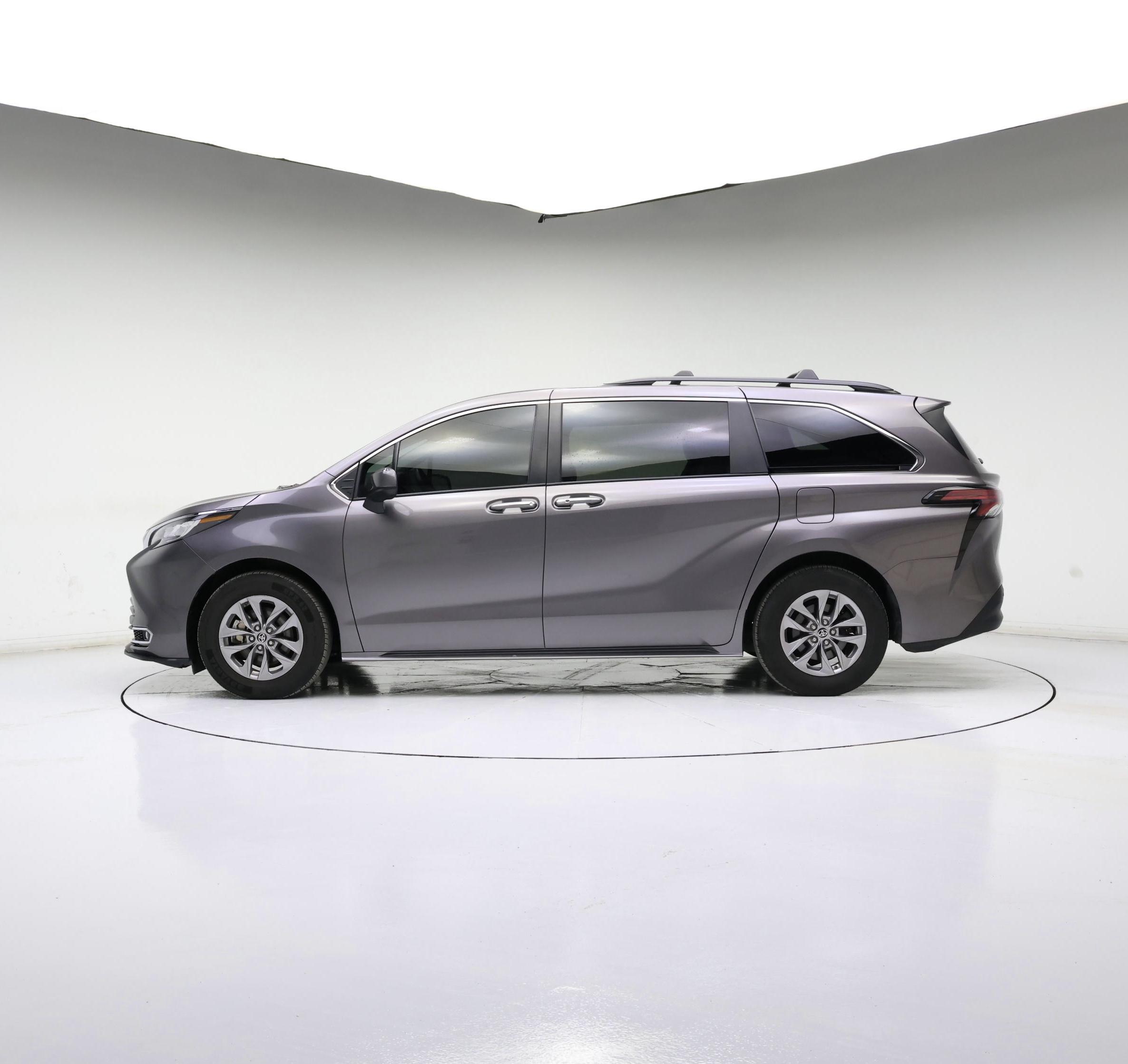 Thumbnail: 2022 Toyota Sienna - 3