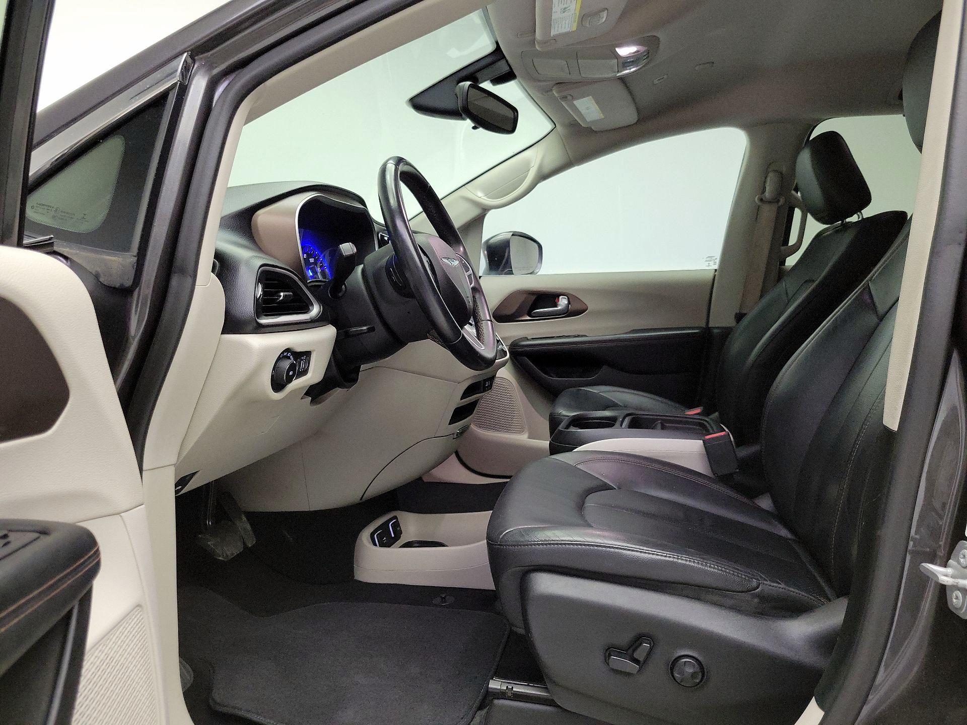 Thumbnail: 2018 Chrysler Pacifica - 11