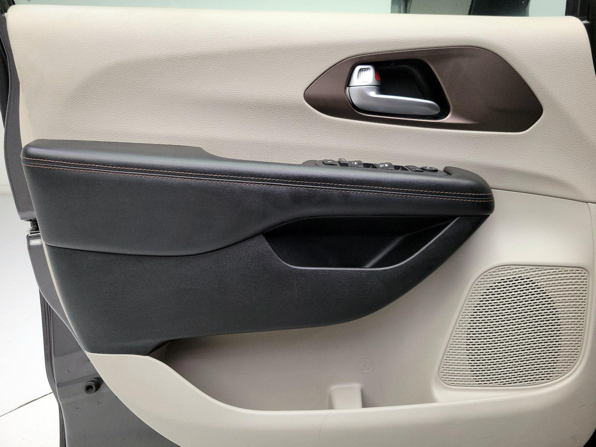 Thumbnail: 2018 Chrysler Pacifica - 12