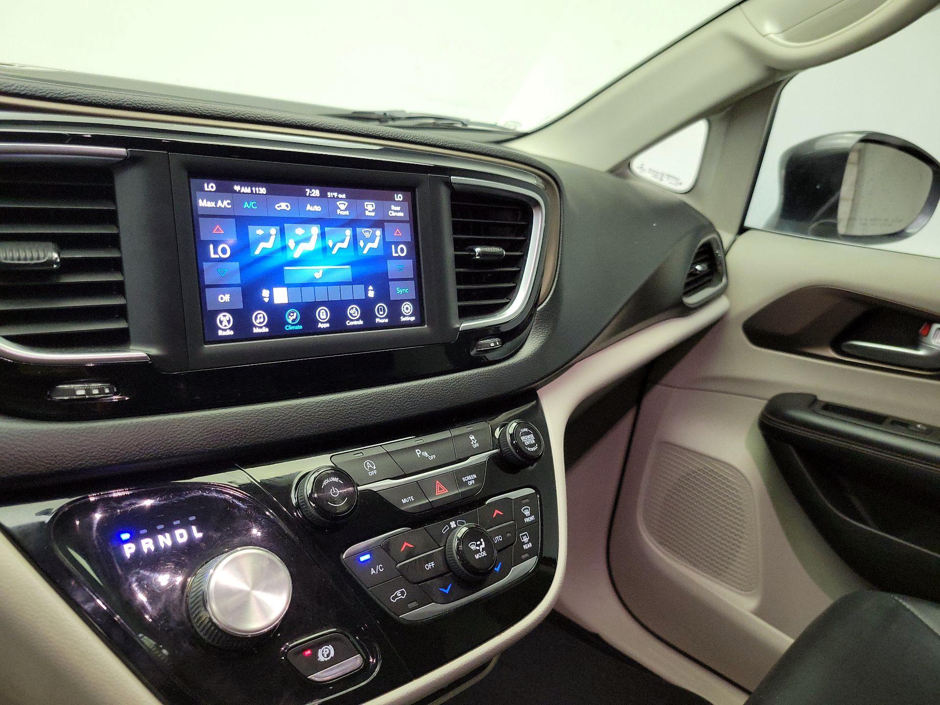 Thumbnail: 2018 Chrysler Pacifica - 16