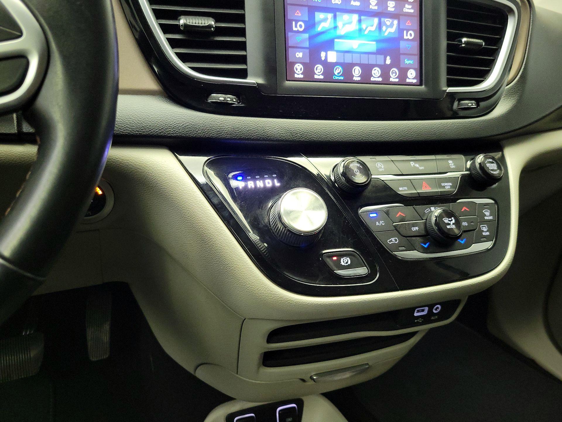 Thumbnail: 2018 Chrysler Pacifica - 17