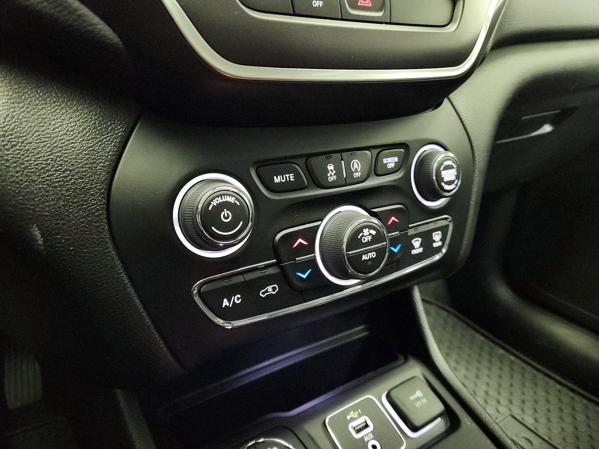 Thumbnail: 2020 Jeep Cherokee - 16