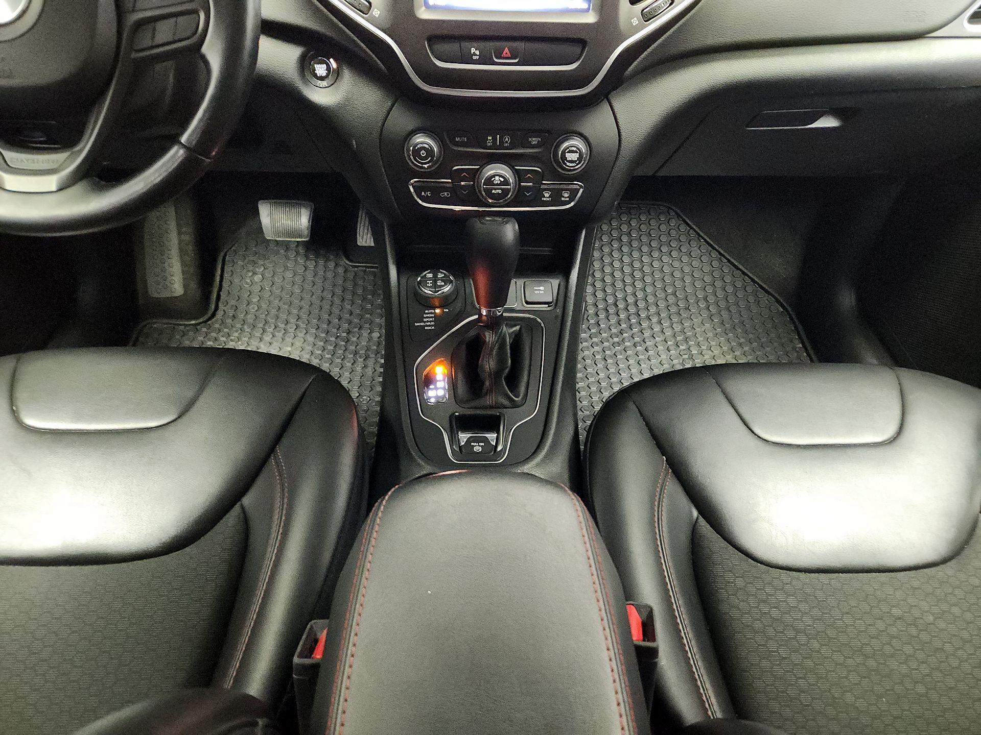 Thumbnail: 2020 Jeep Cherokee - 17