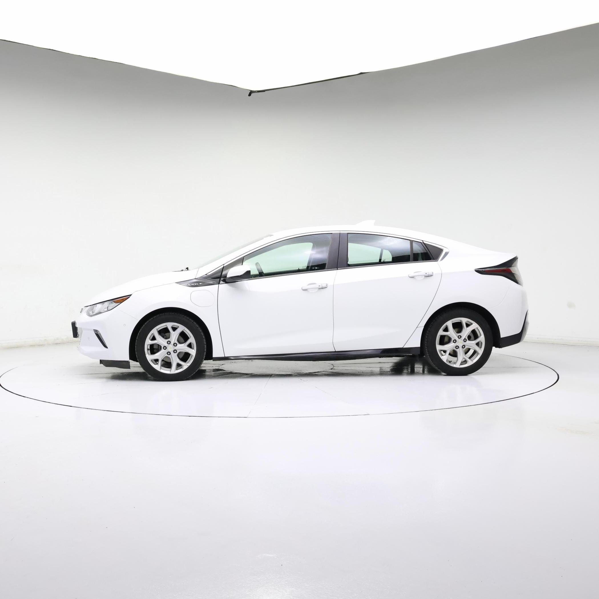 Thumbnail: 2017 Chevrolet Volt - 3