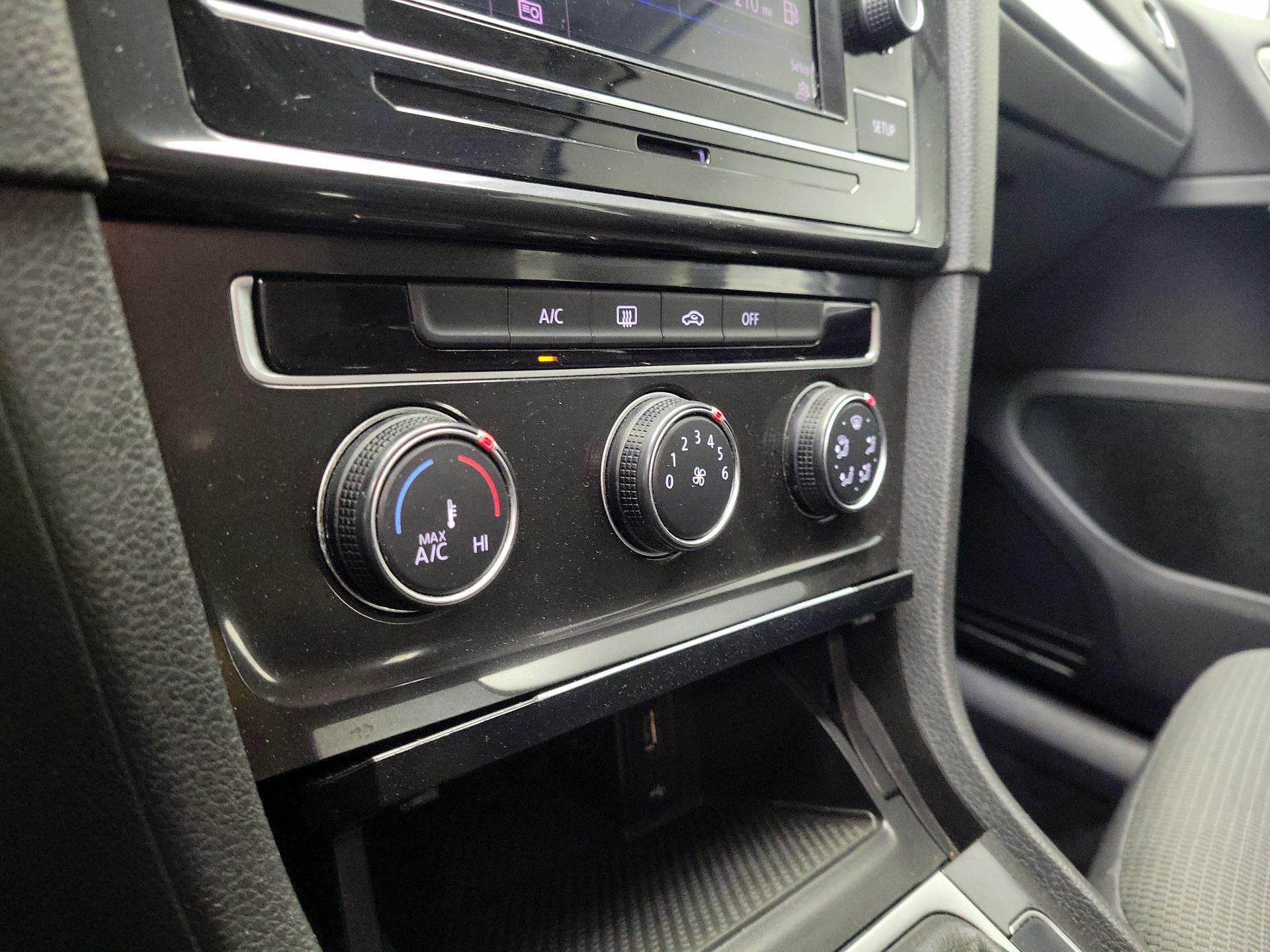 Thumbnail: 2019 Volkswagen Golf - 16