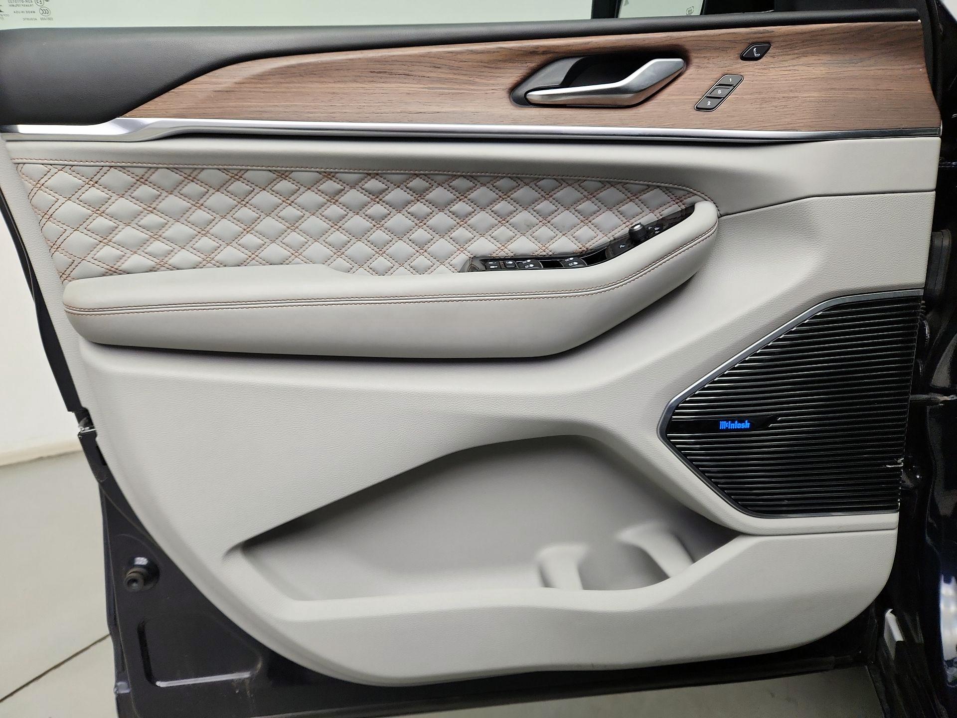 Thumbnail: 2022 Jeep Grand Cherokee - 12