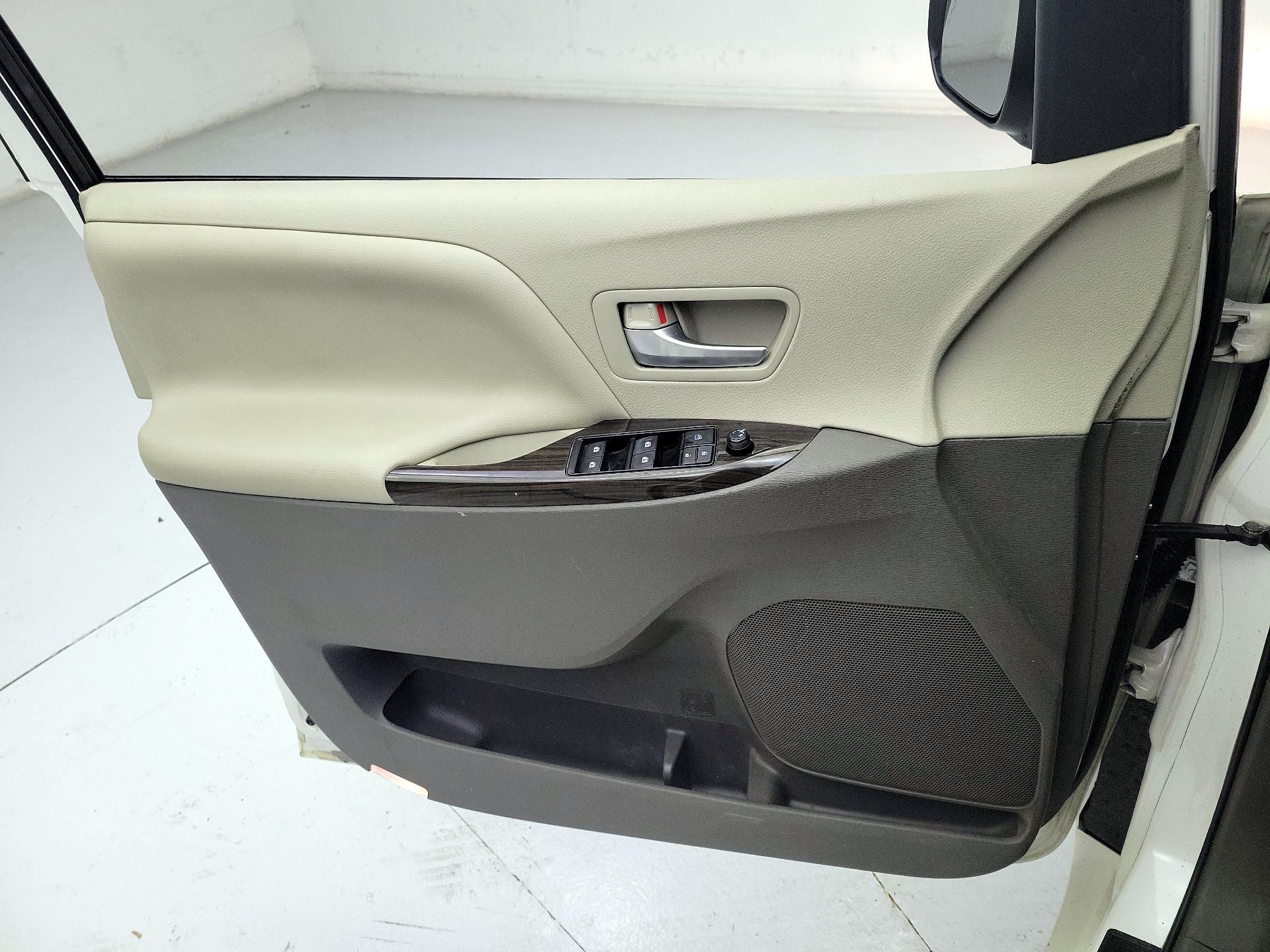 Thumbnail: 2015 Toyota Sienna - 12