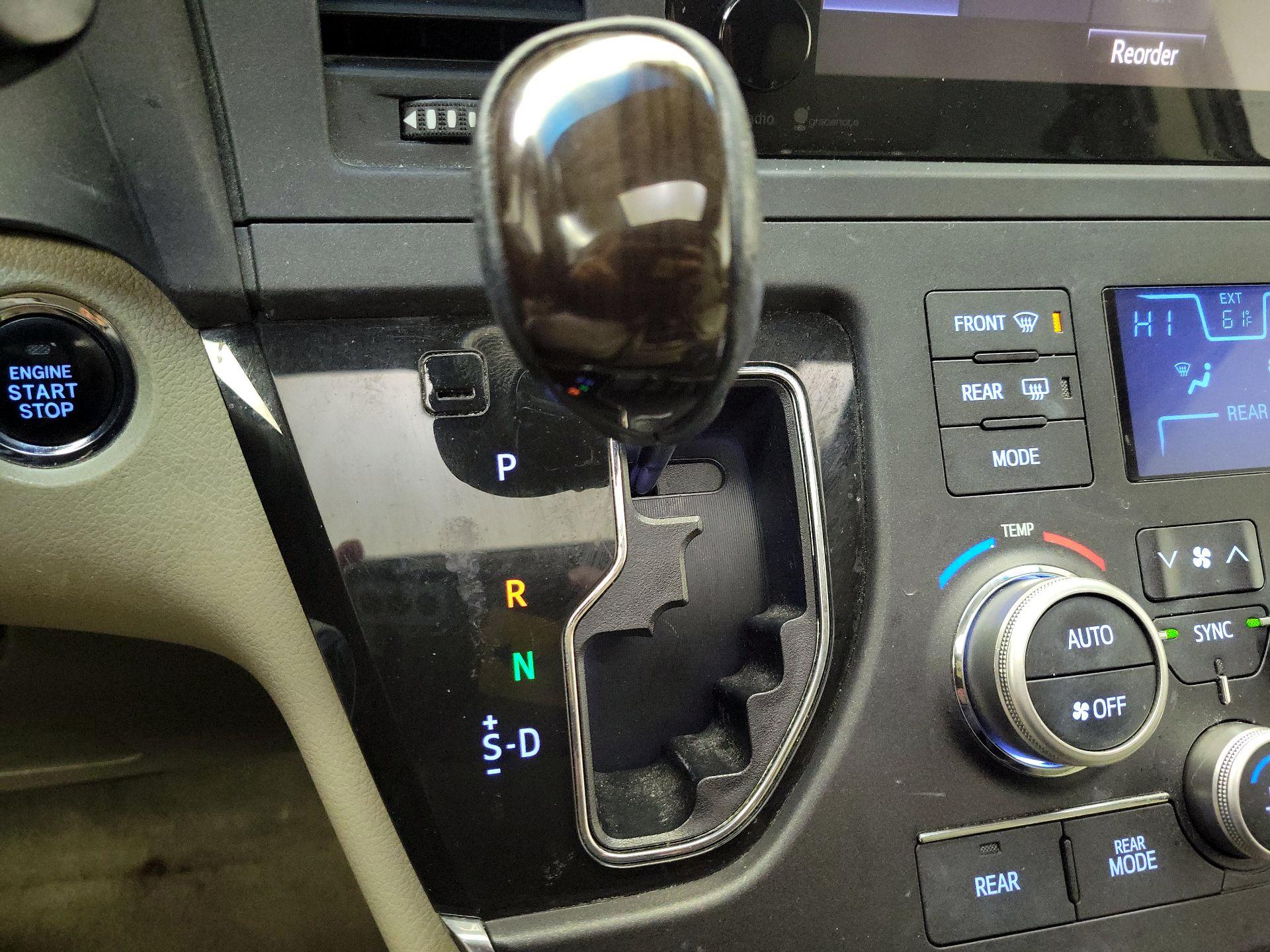 Thumbnail: 2015 Toyota Sienna - 17