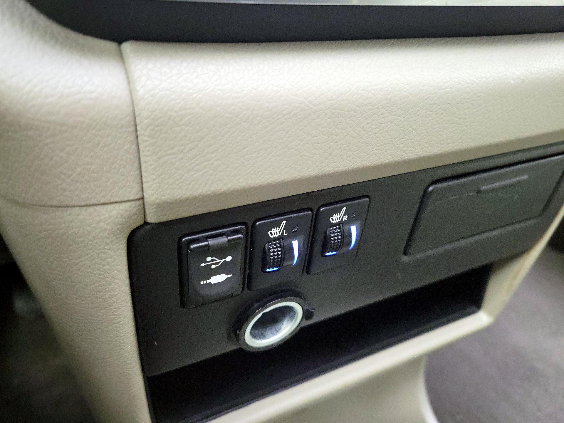 Thumbnail: 2015 Toyota Sienna - 18