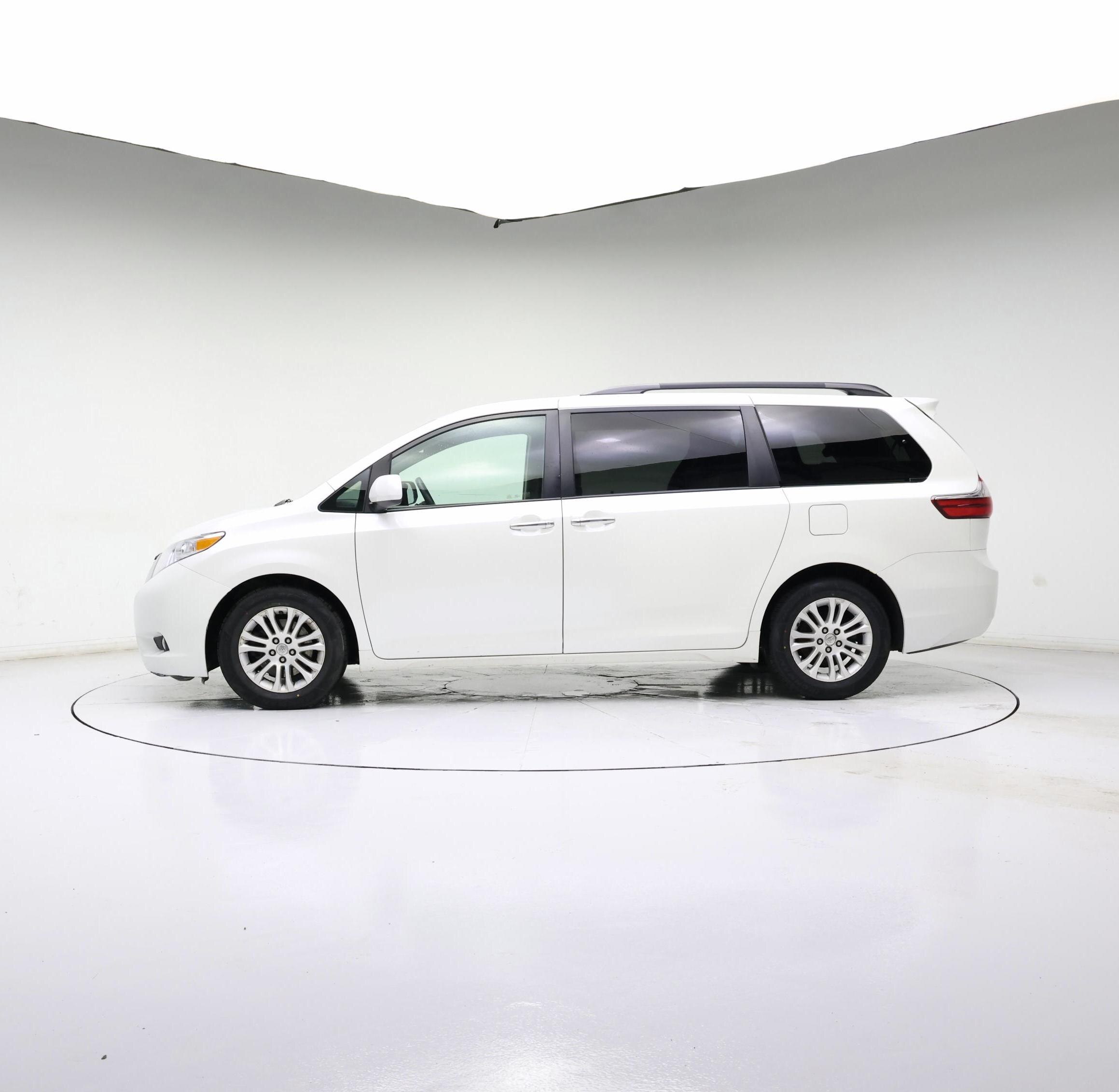 Thumbnail: 2015 Toyota Sienna - 3
