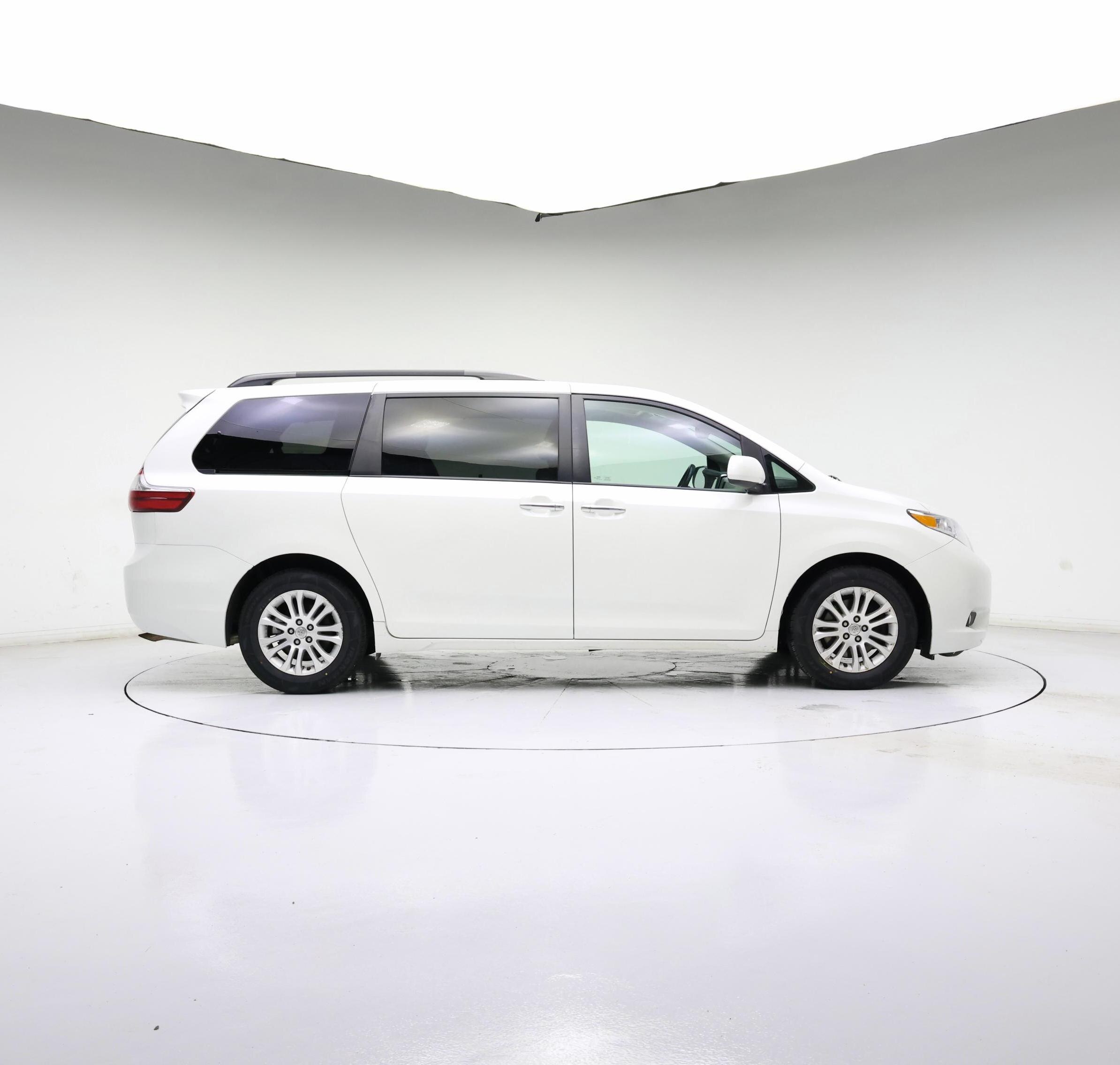 Thumbnail: 2015 Toyota Sienna - 7