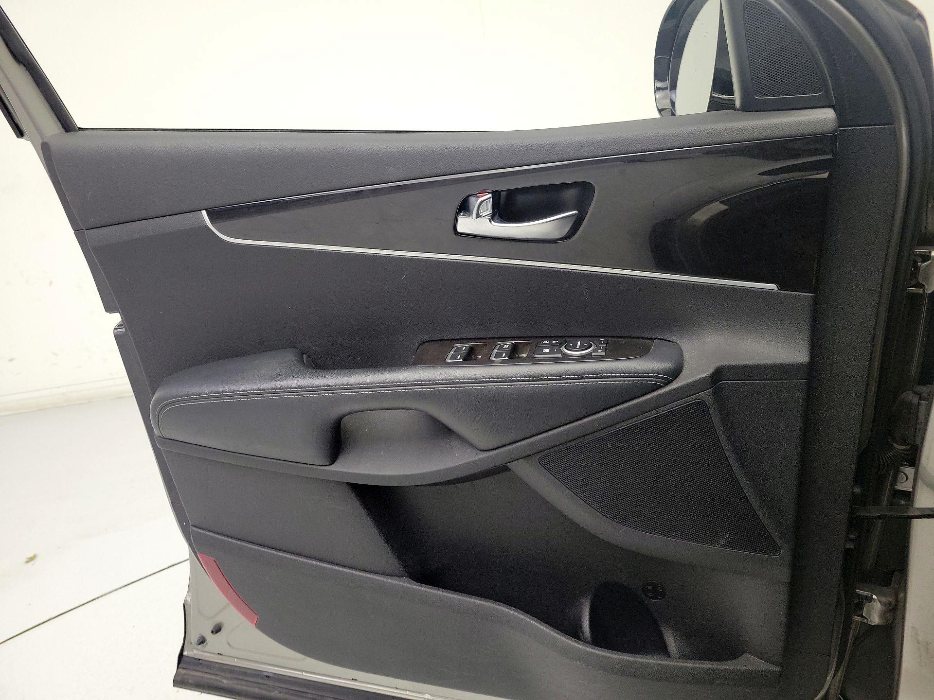 Thumbnail: 2017 Kia Sorento - 12