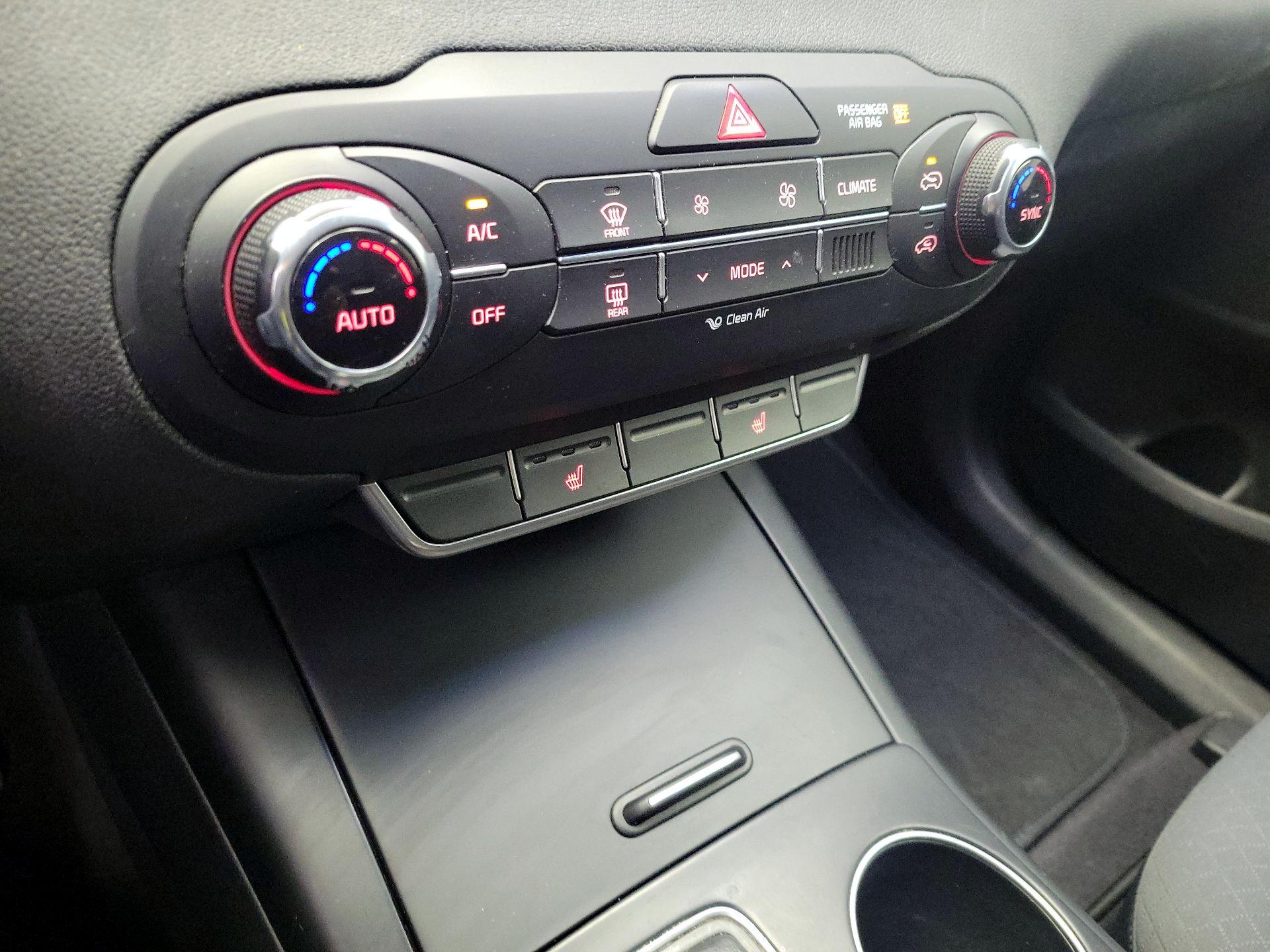 Thumbnail: 2017 Kia Sorento - 16