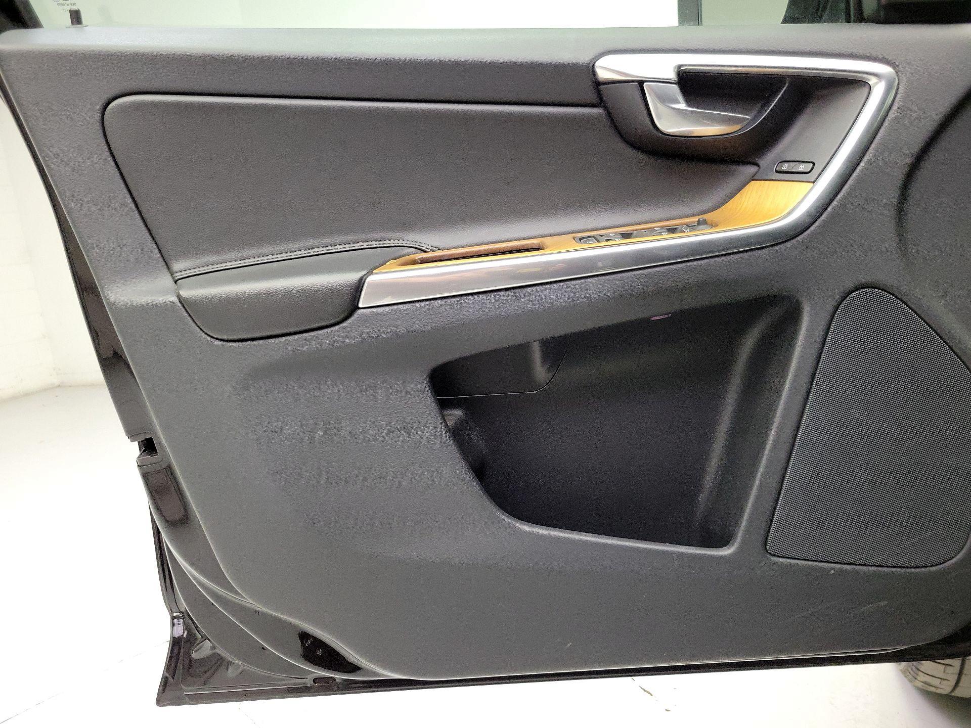 Thumbnail: 2017 Volvo XC60 - 12