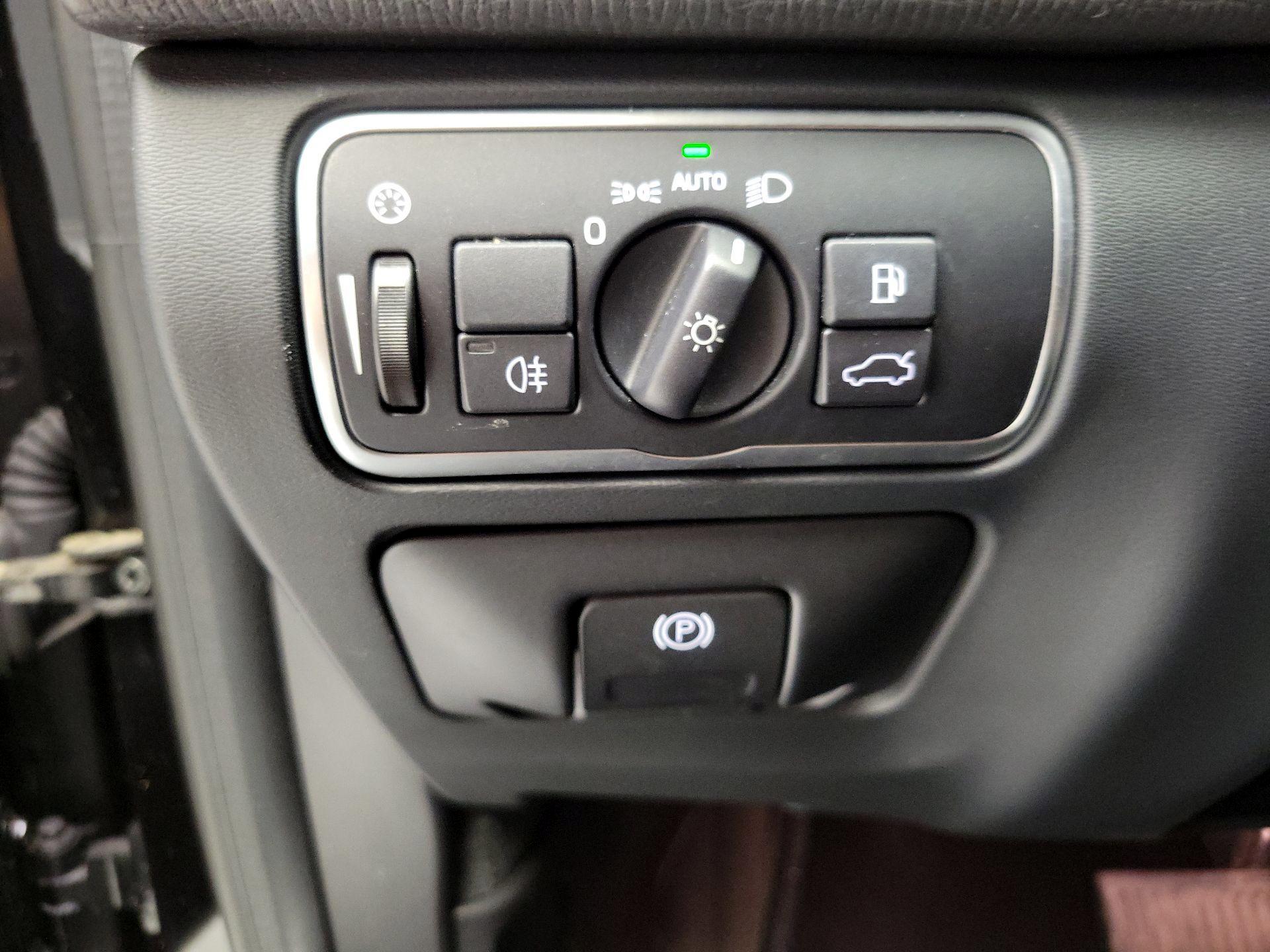 Thumbnail: 2017 Volvo XC60 - 13