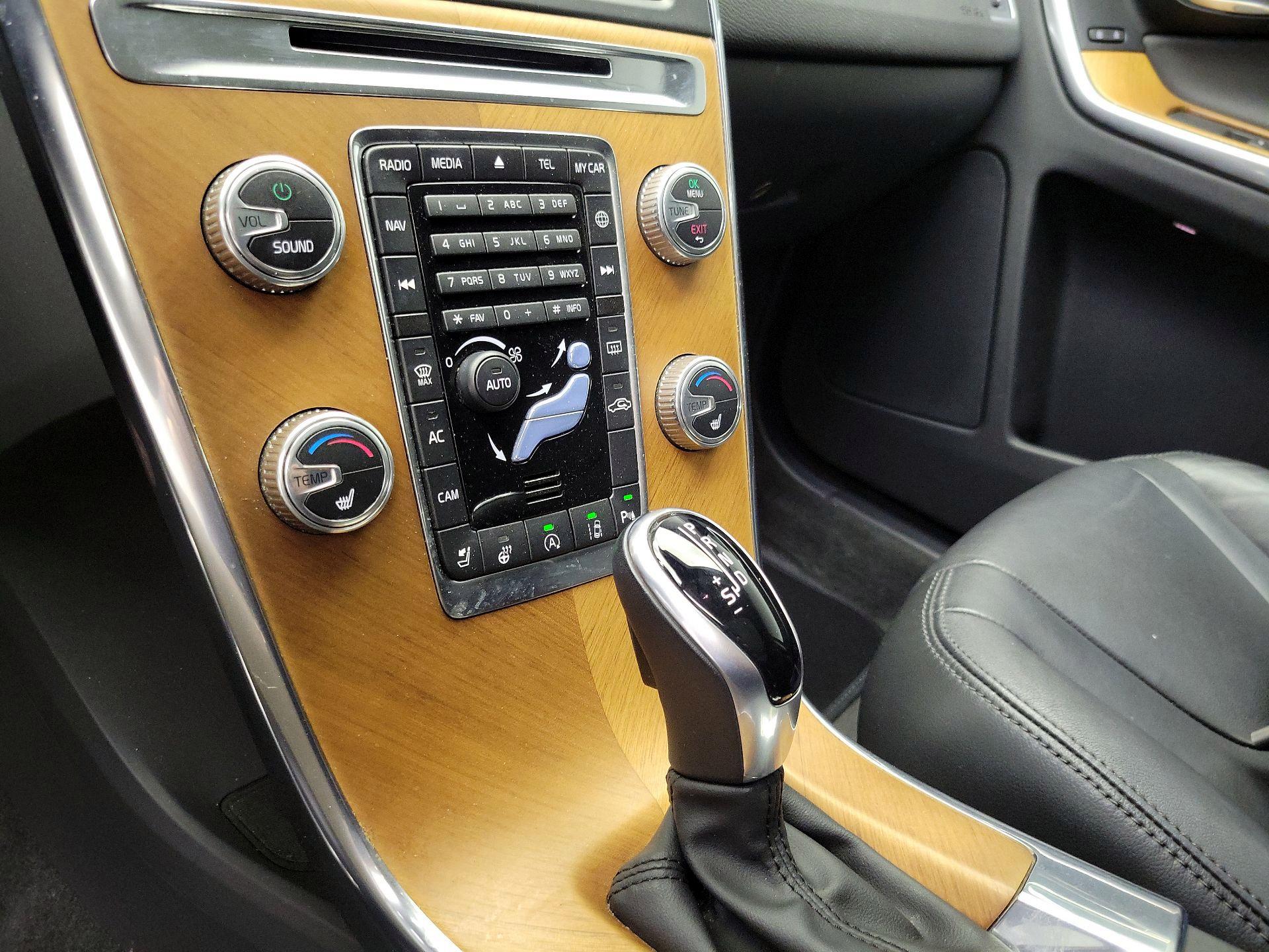 Thumbnail: 2017 Volvo XC60 - 16