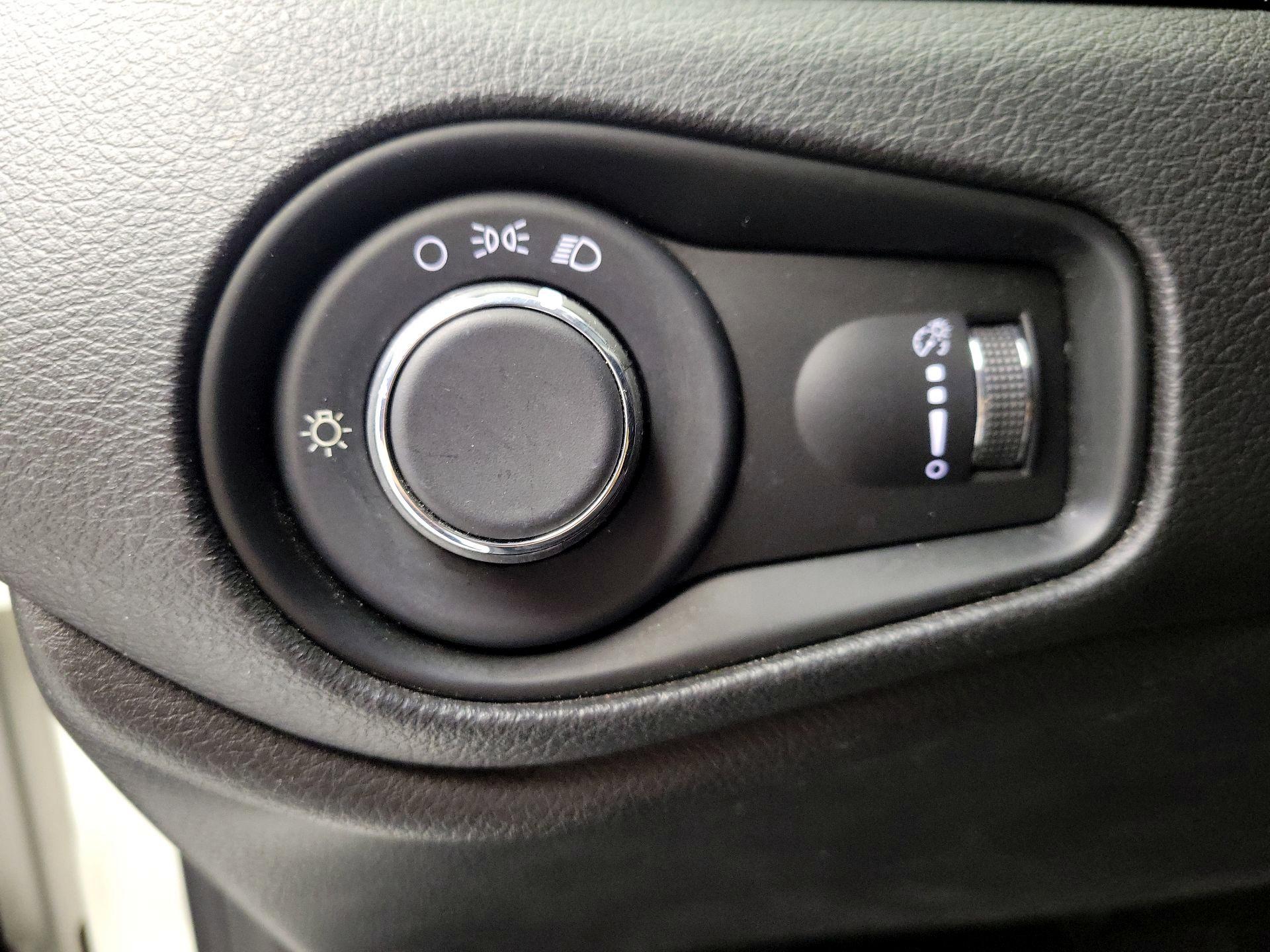 Thumbnail: 2017 Jeep Renegade - 13