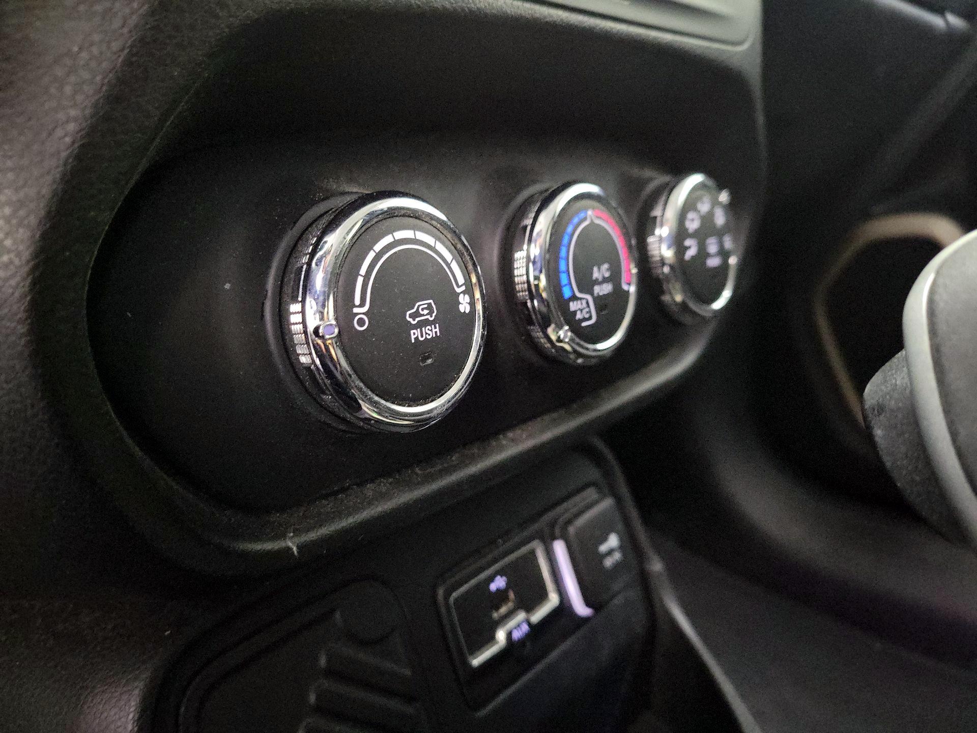 Thumbnail: 2017 Jeep Renegade - 16