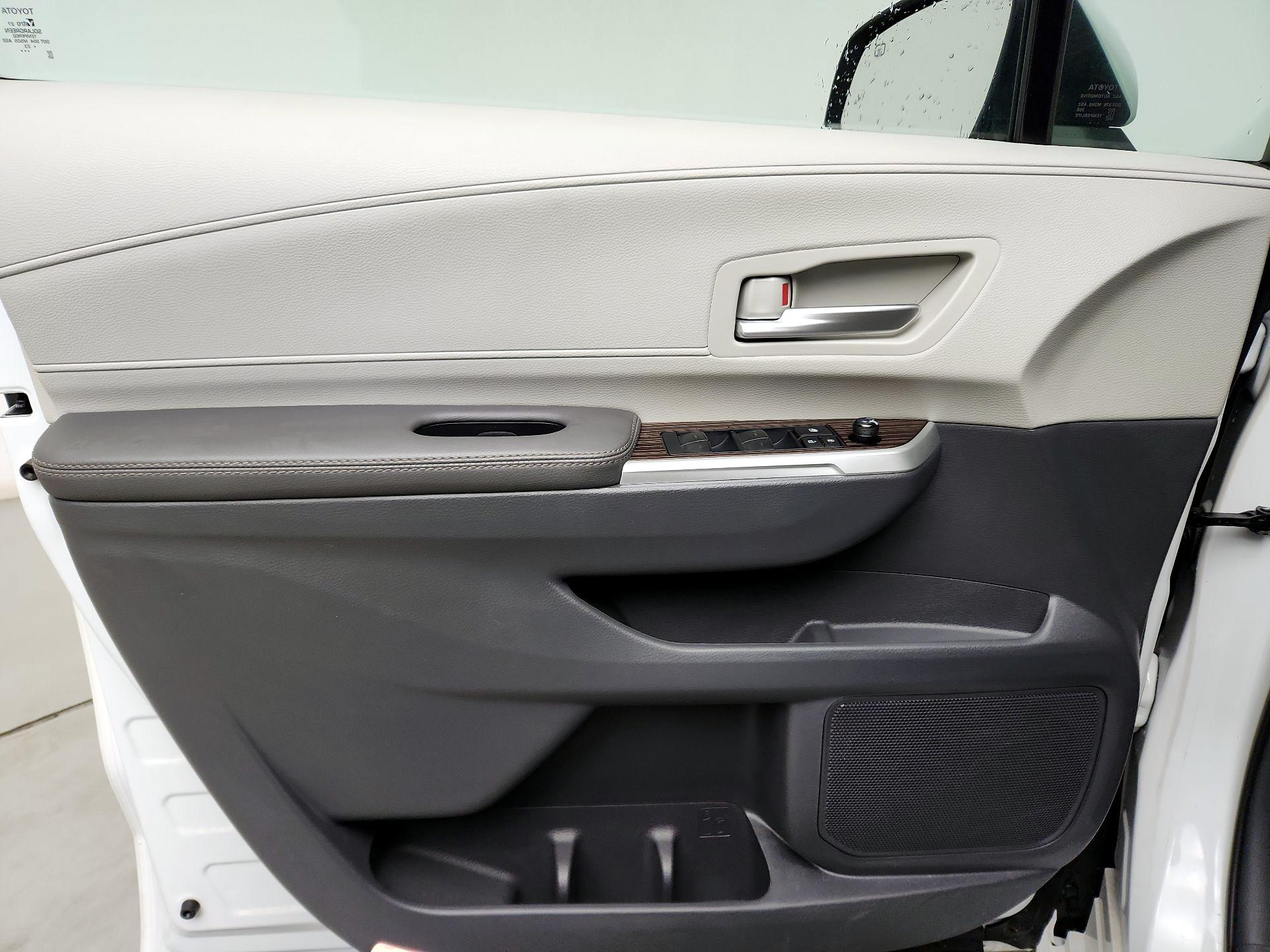 Thumbnail: 2023 Toyota Sienna - 12