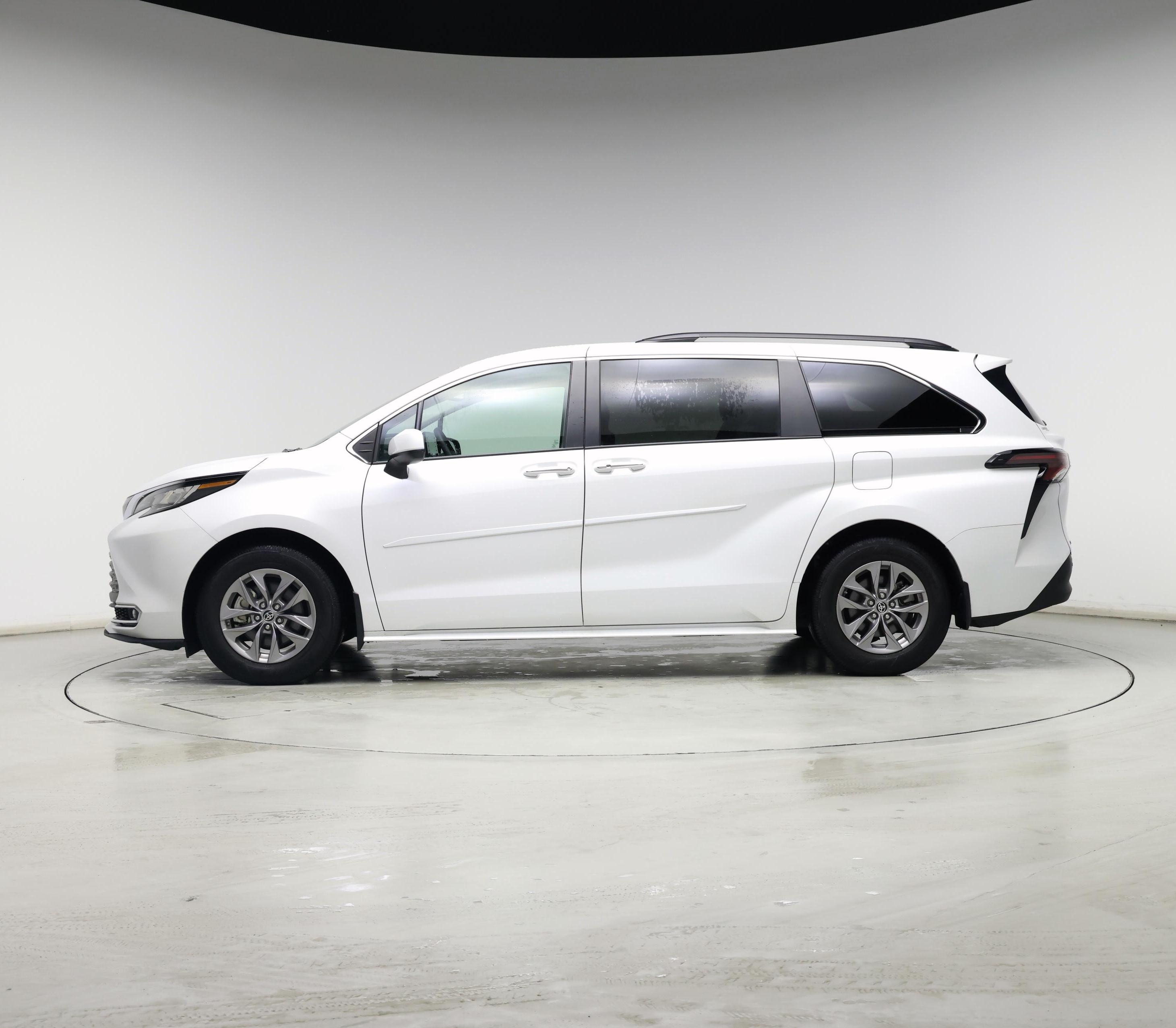 Thumbnail: 2023 Toyota Sienna - 3