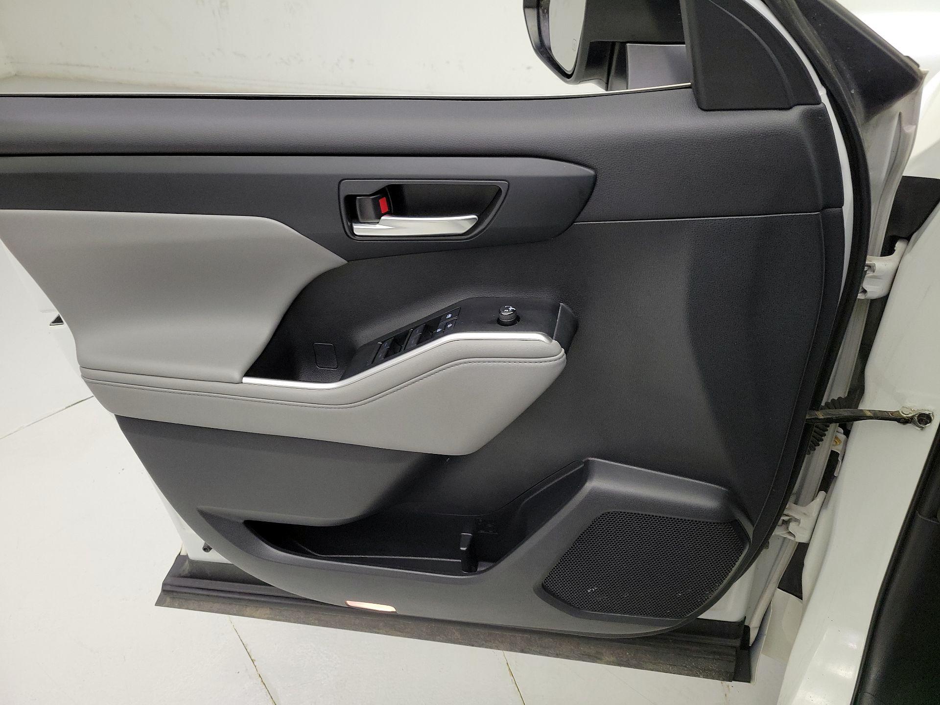 Thumbnail: 2021 Toyota Highlander - 12