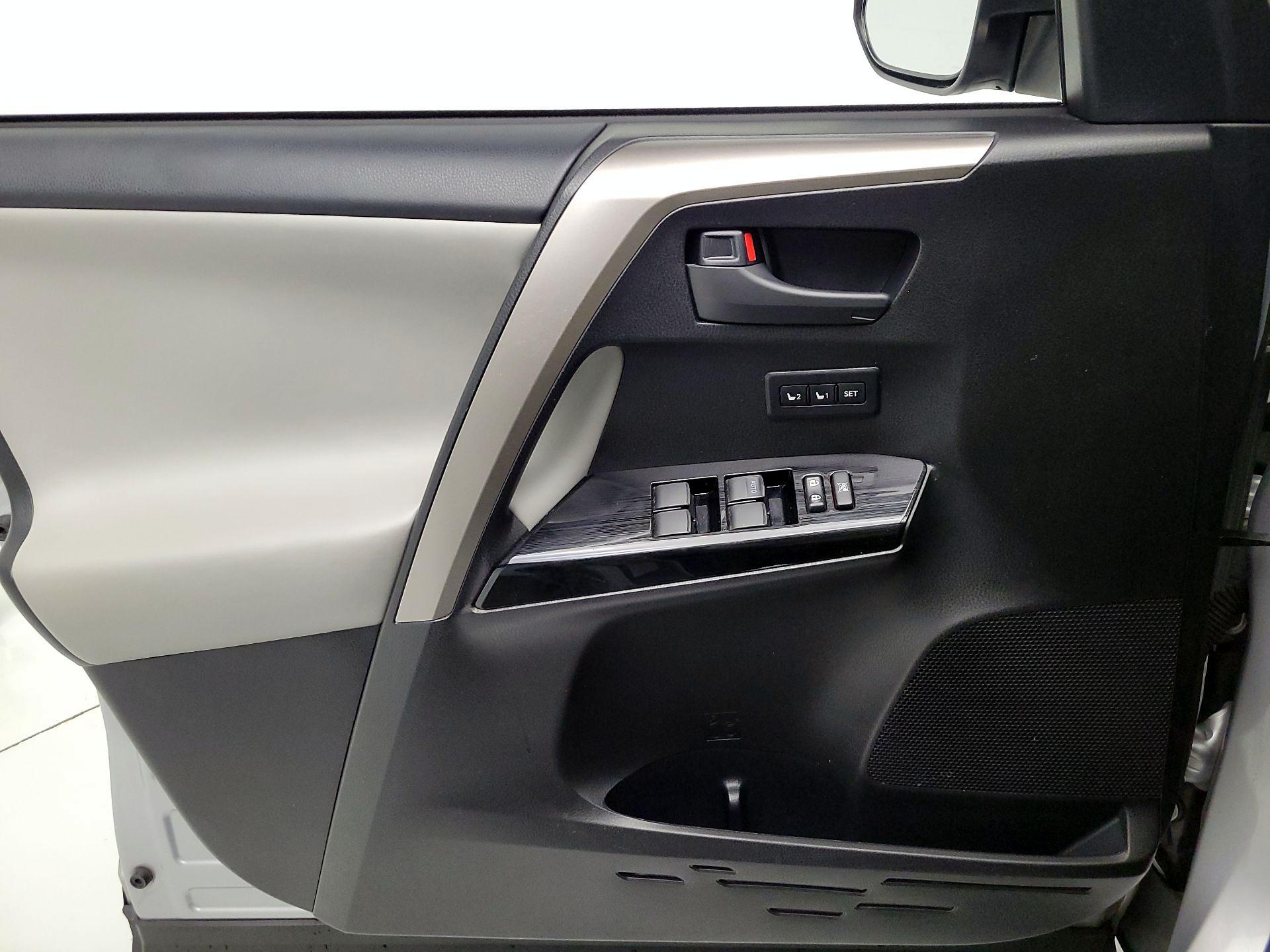 Thumbnail: 2018 Toyota RAV4 - 12