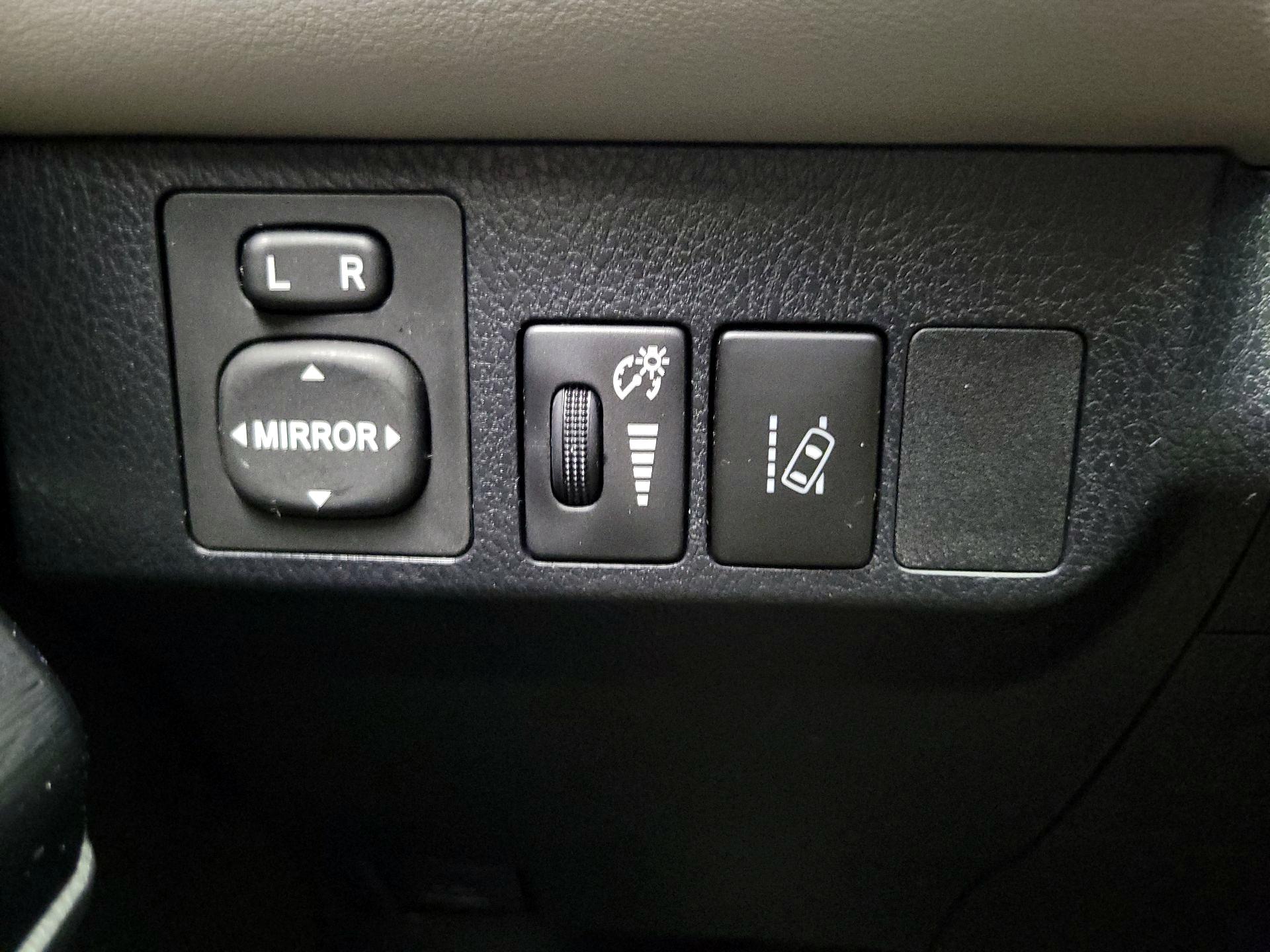 Thumbnail: 2018 Toyota RAV4 - 13