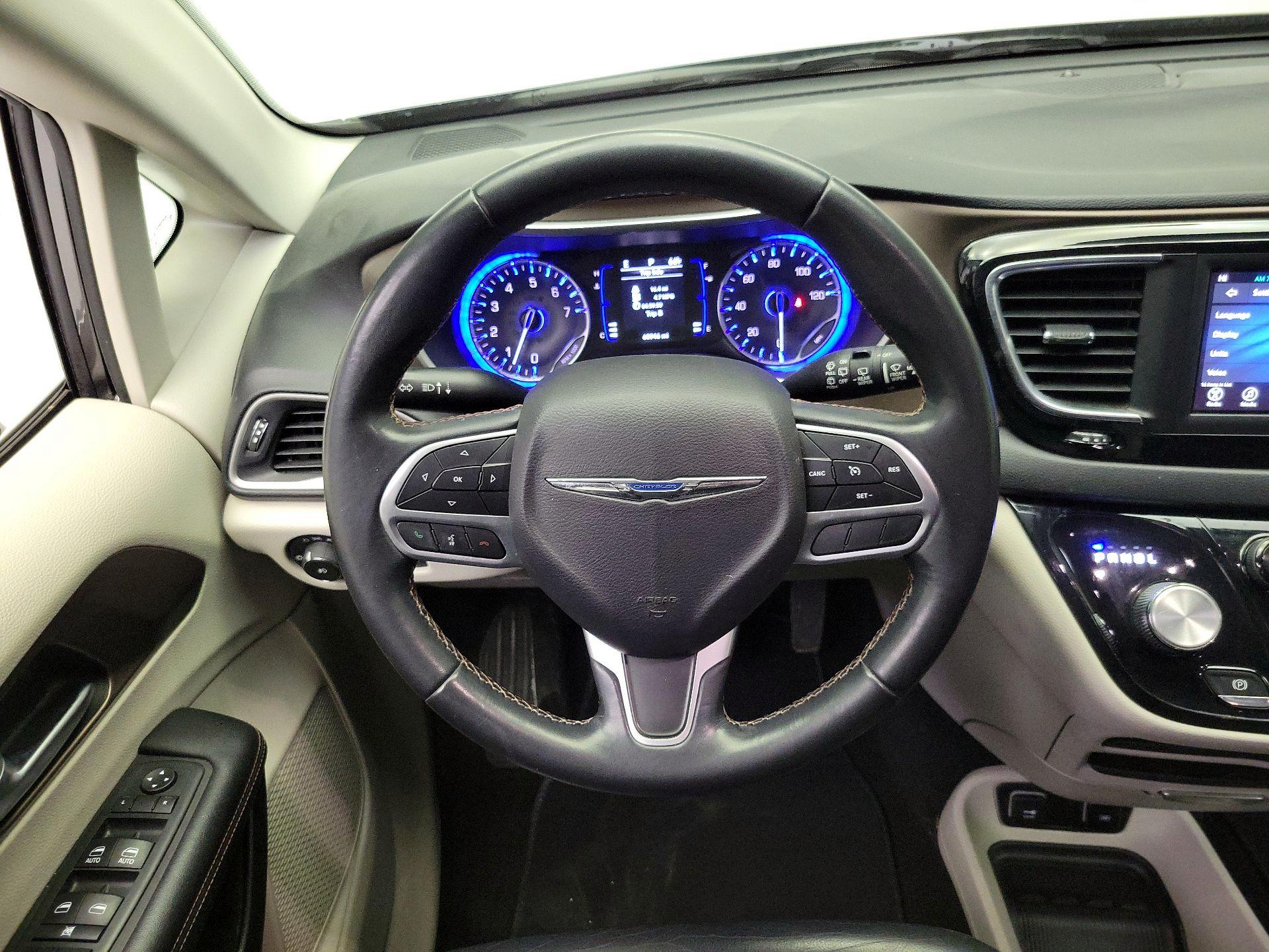 Thumbnail: 2018 Chrysler Pacifica - 10