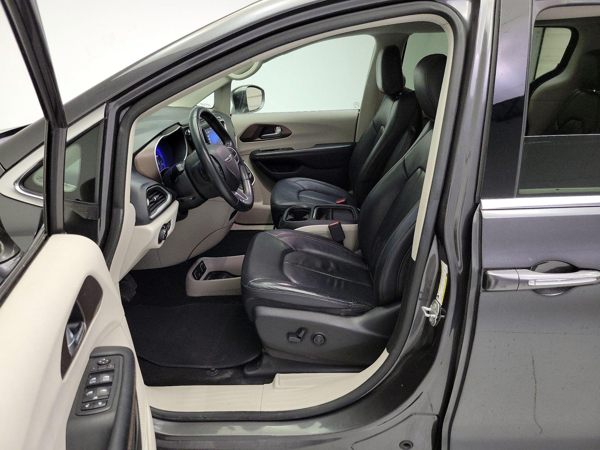 Thumbnail: 2018 Chrysler Pacifica - 11