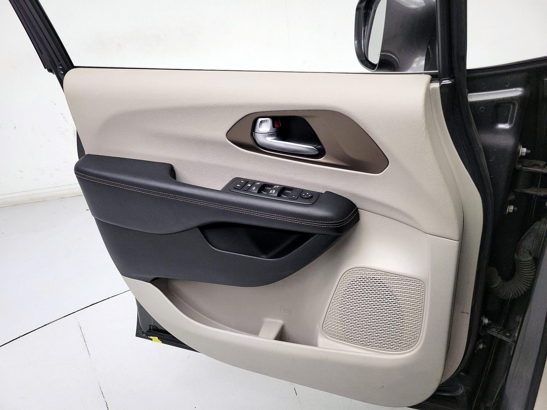 Thumbnail: 2018 Chrysler Pacifica - 12