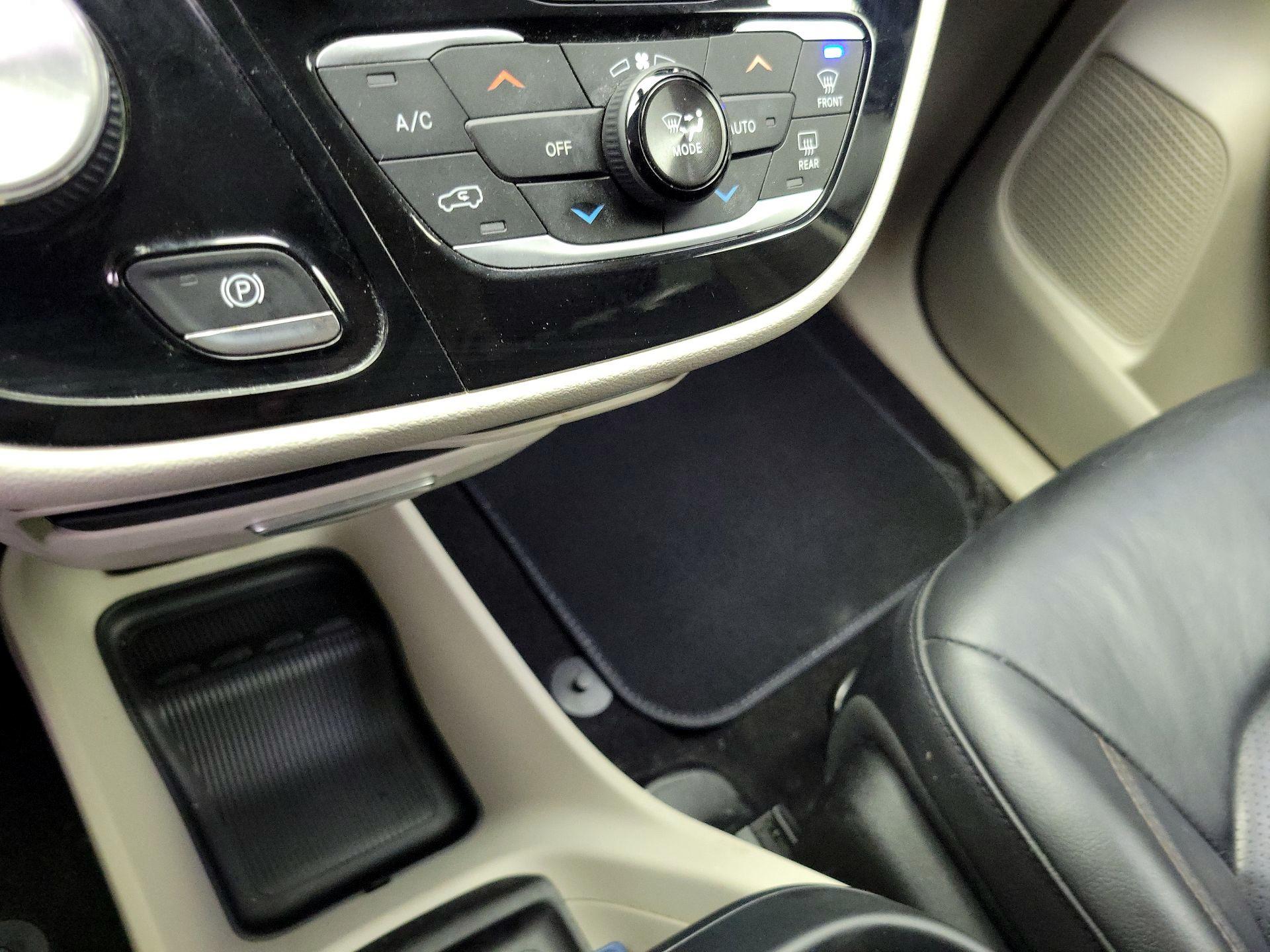 Thumbnail: 2018 Chrysler Pacifica - 16