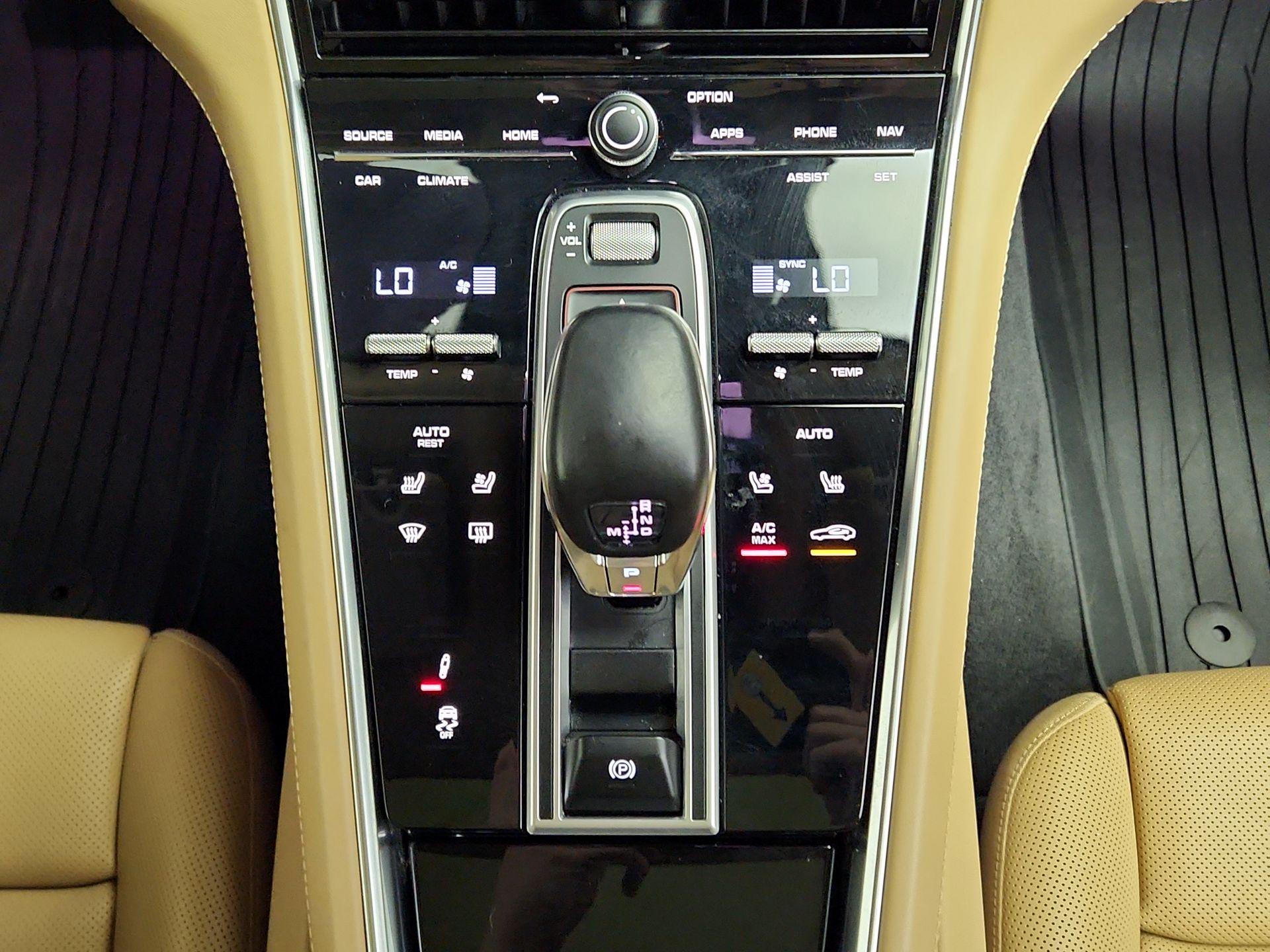 Thumbnail: 2022 Porsche Panamera - 18