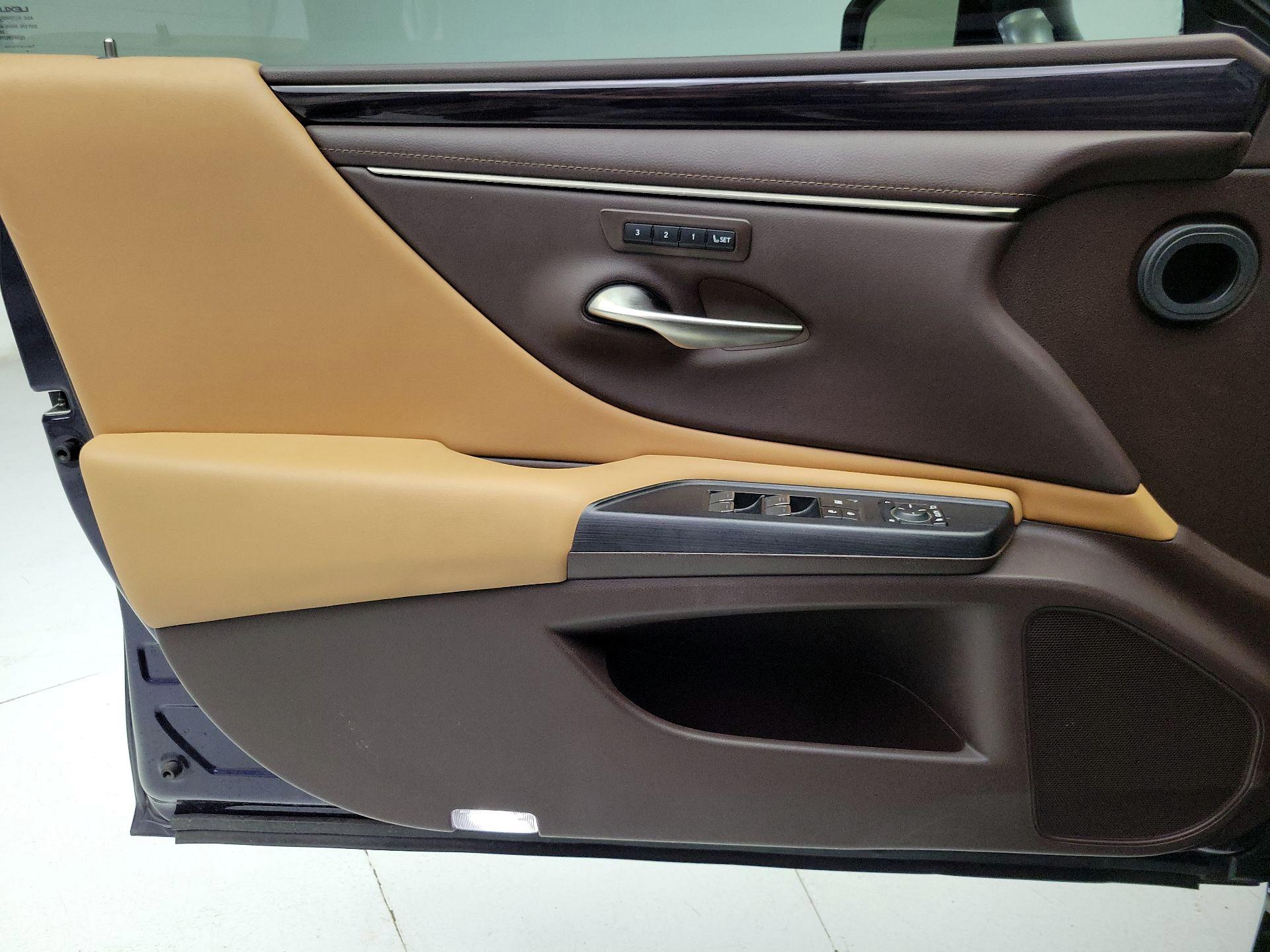 Thumbnail: 2021 Lexus ES - 12