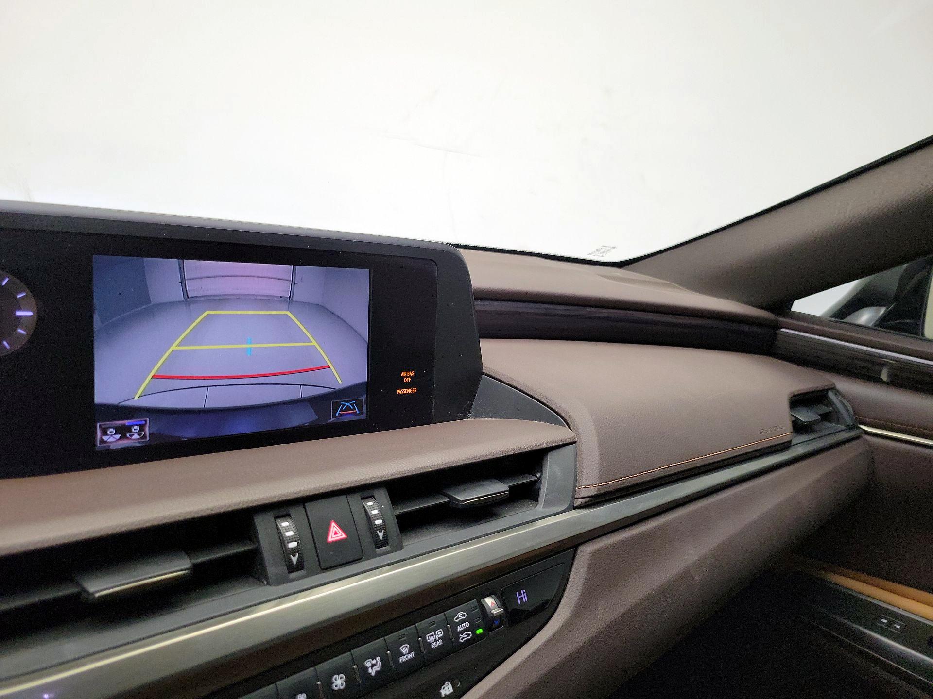 Thumbnail: 2021 Lexus ES - 14