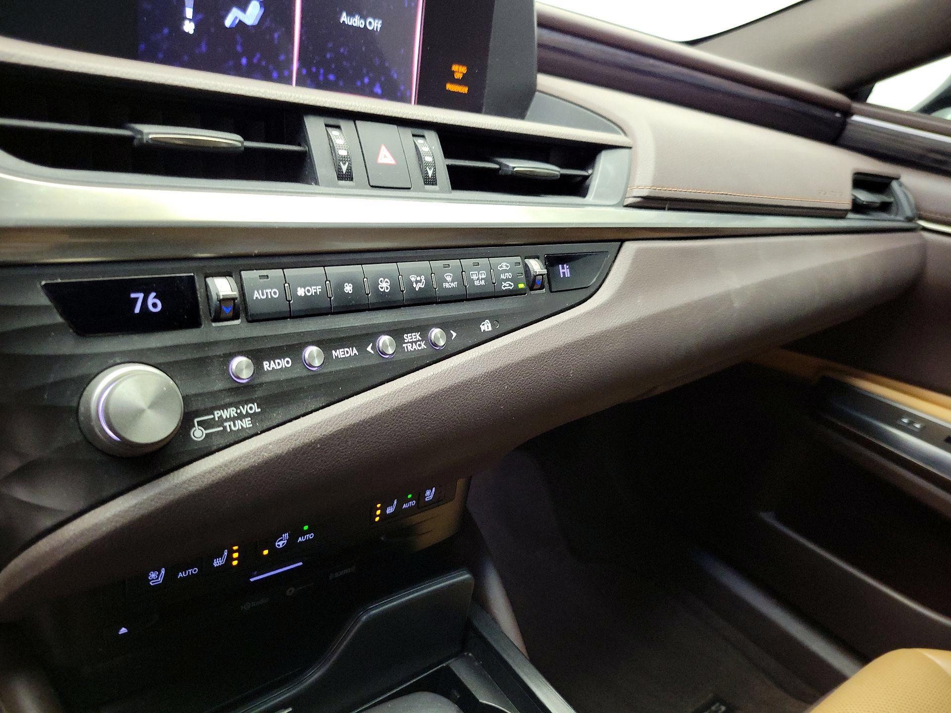 Thumbnail: 2021 Lexus ES - 16