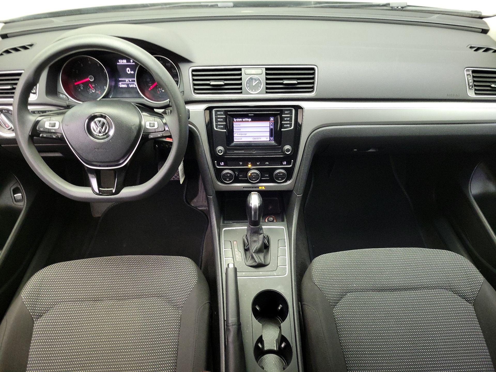 Thumbnail: 2016 Volkswagen Passat - 9