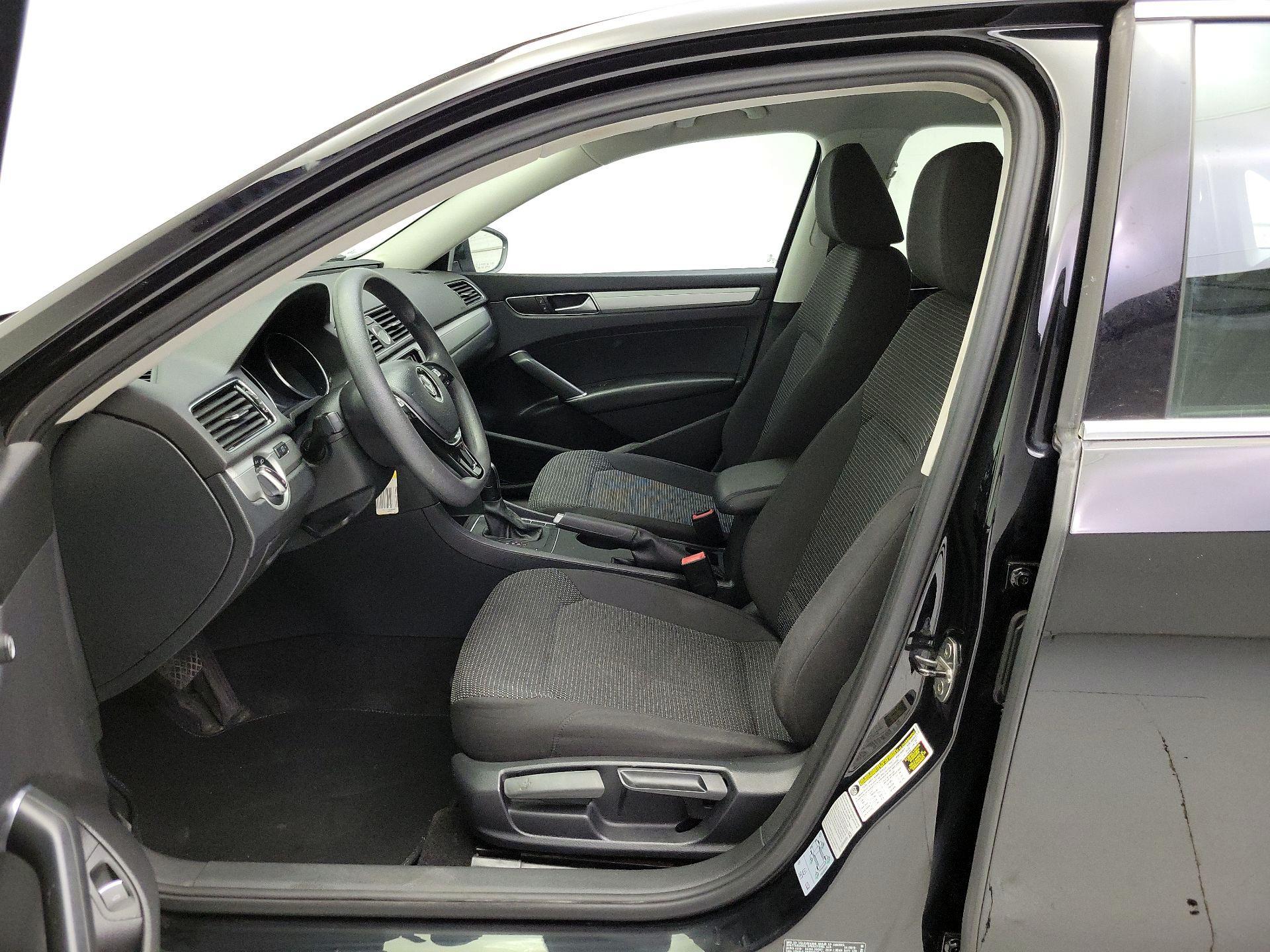 Thumbnail: 2016 Volkswagen Passat - 11