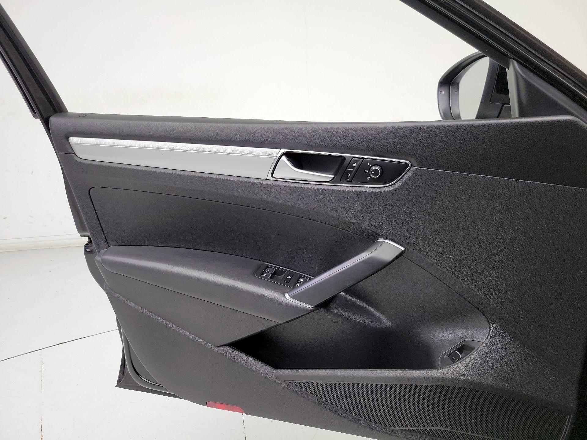 Thumbnail: 2016 Volkswagen Passat - 12