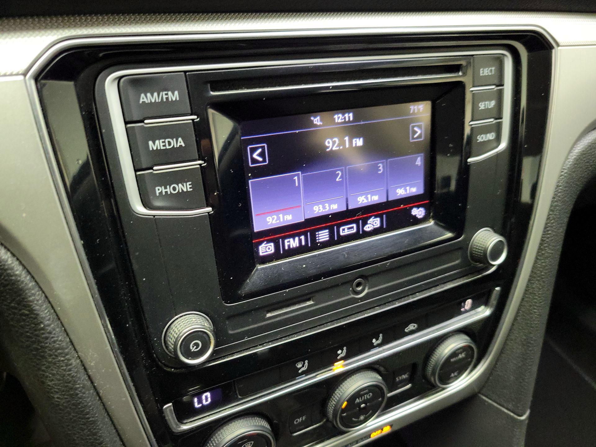 Thumbnail: 2016 Volkswagen Passat - 15