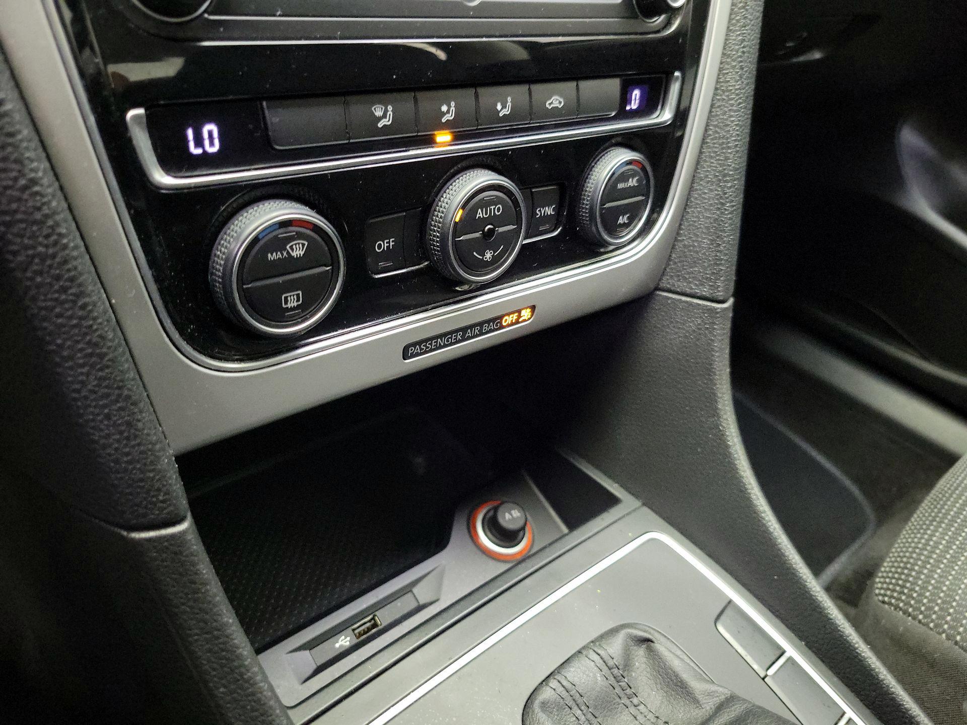 Thumbnail: 2016 Volkswagen Passat - 16