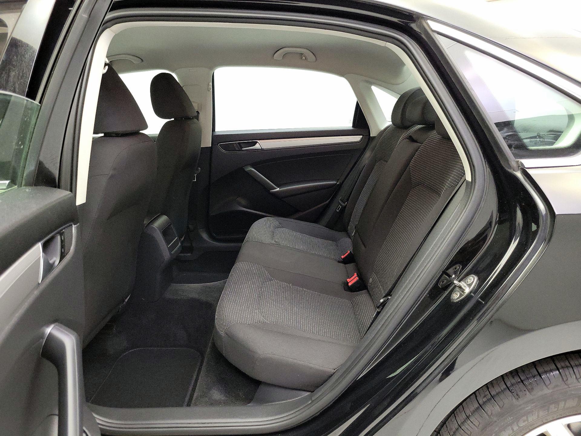 Thumbnail: 2016 Volkswagen Passat - 18