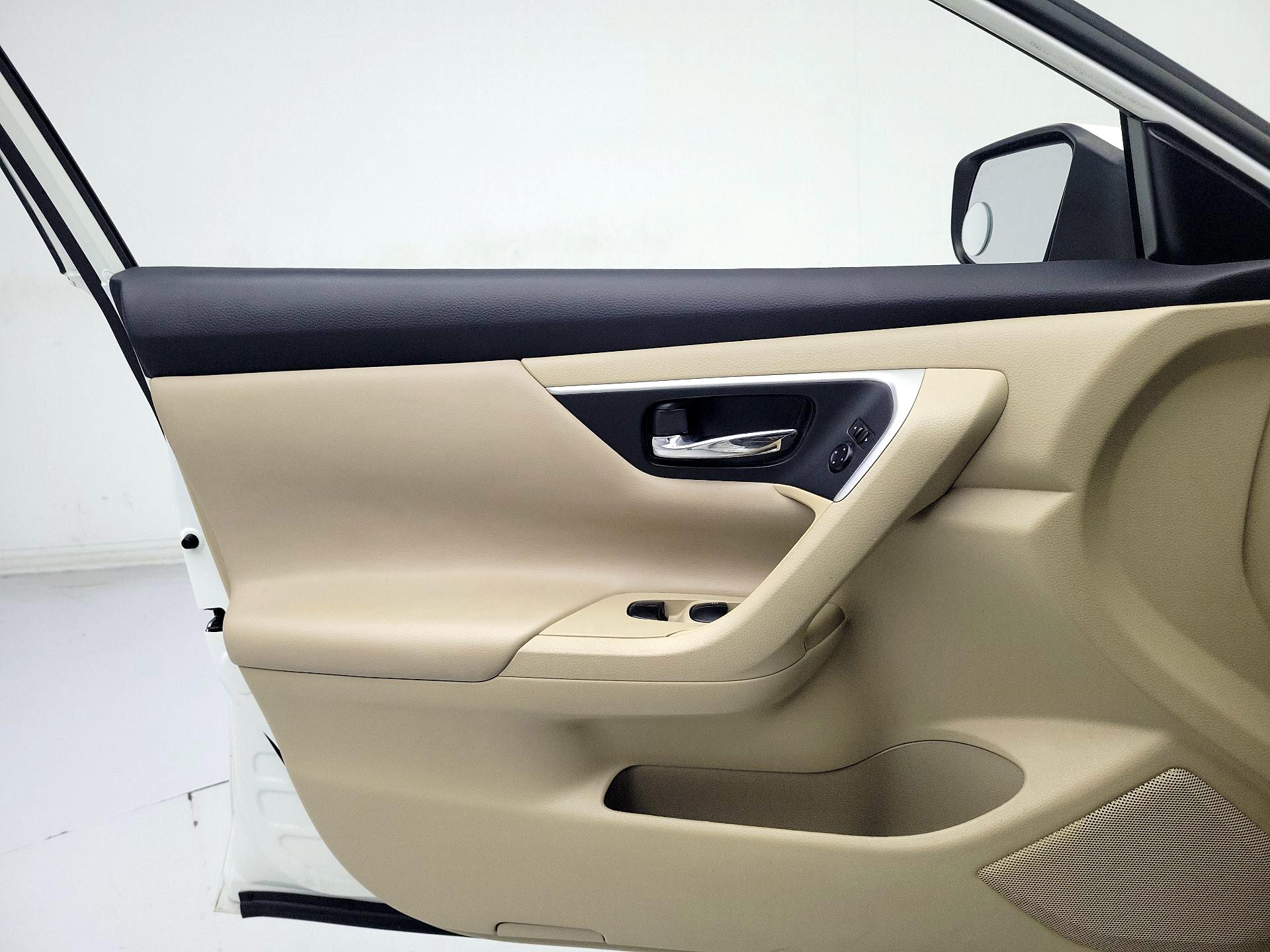 Thumbnail: 2016 Nissan Altima - 12