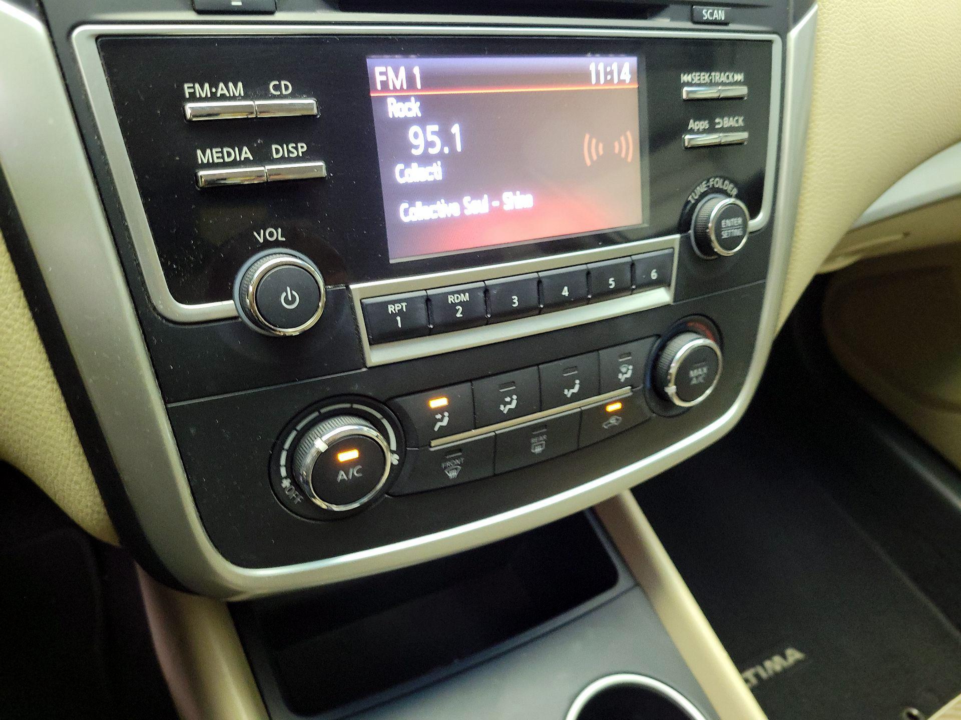 Thumbnail: 2016 Nissan Altima - 15